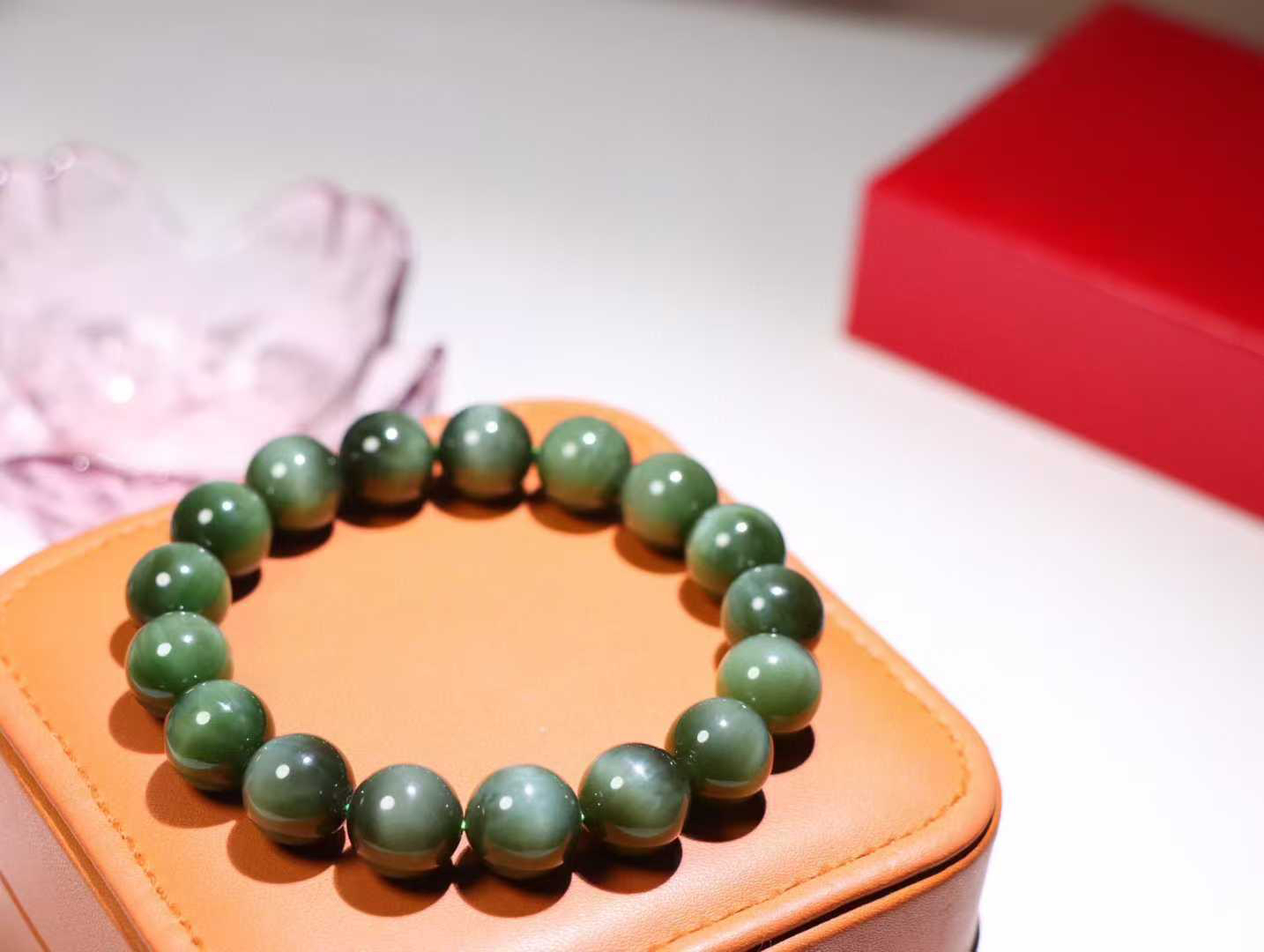 （猫眼手串）

和田玉碧玉猫眼圆珠手串 质地温润灵动 猫眼儿般的光中，有波光潋滟，也有梦幻清韵。行走