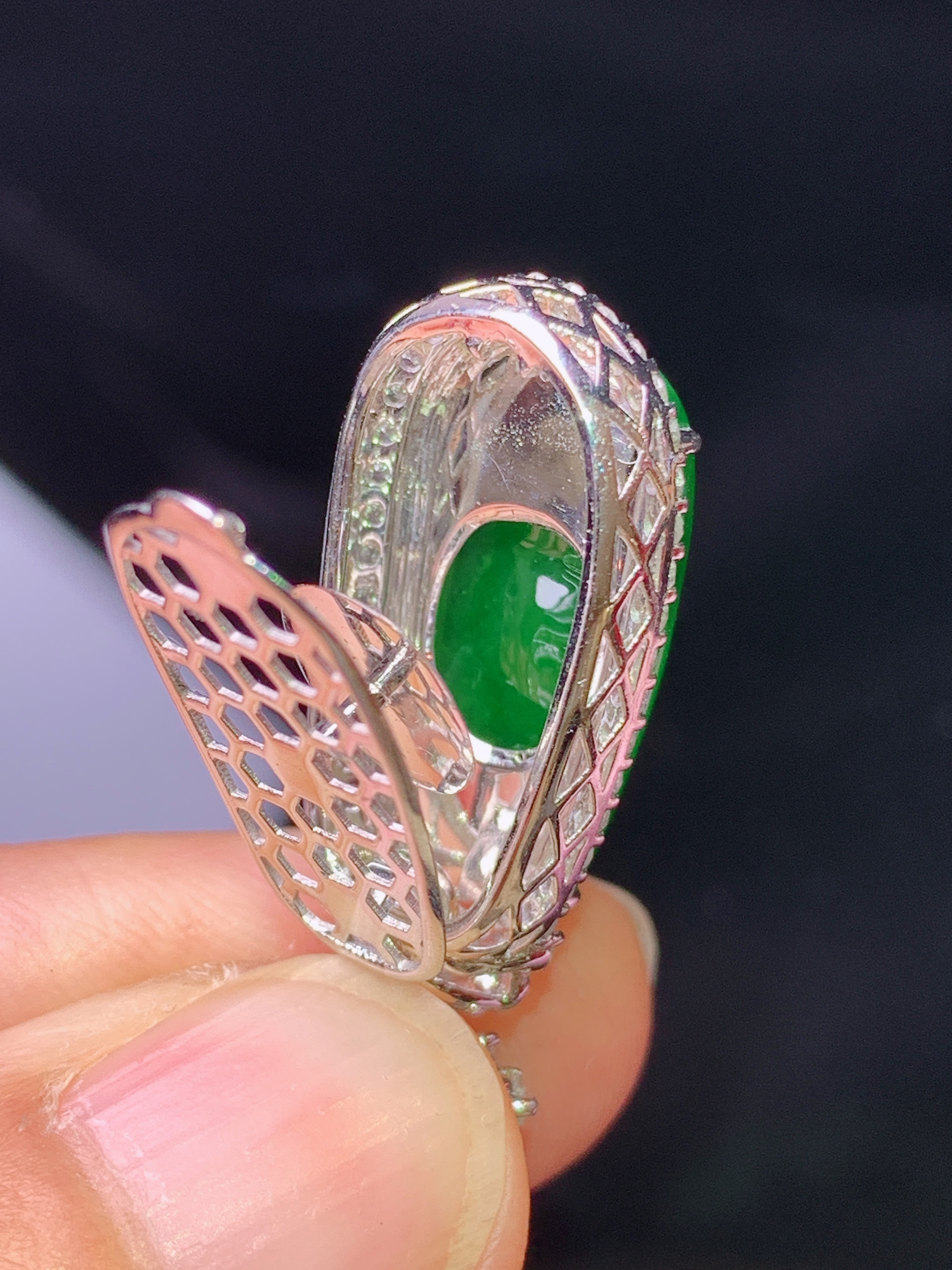 18k金钻镶嵌满绿四季豆吊坠 玉质细腻 色泽艳丽清新 水润亮眼 整体尺寸31*12*9.5h1