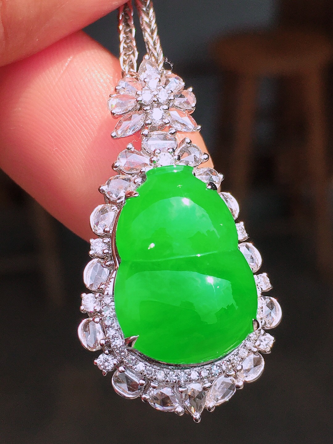 阳绿葫芦吊坠，色泽均匀艳丽，玉质细腻，荧光感超
强，饱满圆润，尽显优雅气质，18k
金豪华镶嵌