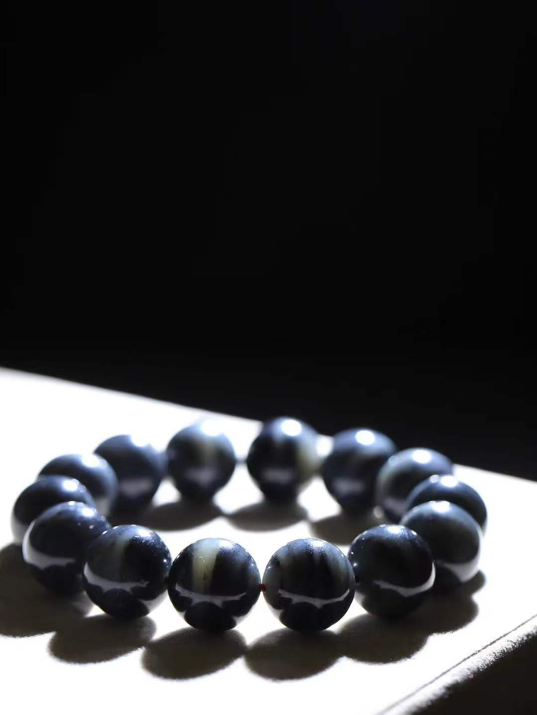 【籽.珠圆玉润.手串】

新疆和田青花籽料珠圆玉润手串 玉质温润细腻  整串打磨圆润，佩戴舒适。珠珠落玉盘，间关莺语花底滑，一生美好时光，无论身在何处，都有它相伴相守。事事顺遂，幸福美满，吉祥如意。重85.5克 尺寸取一15.8mm  FDA-2210733