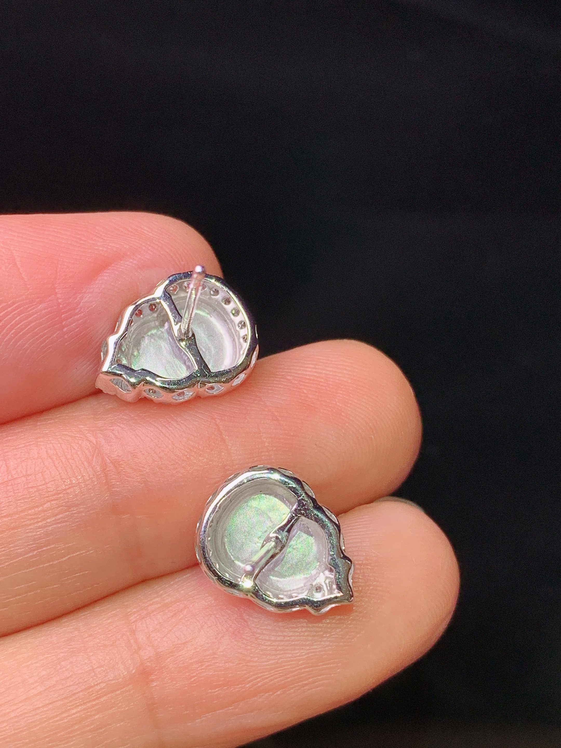 18k金钻镶嵌翠绿葫芦耳钉 玉质细腻 色泽艳丽清新 水润亮眼 整体尺寸12*9.2*6.5h1