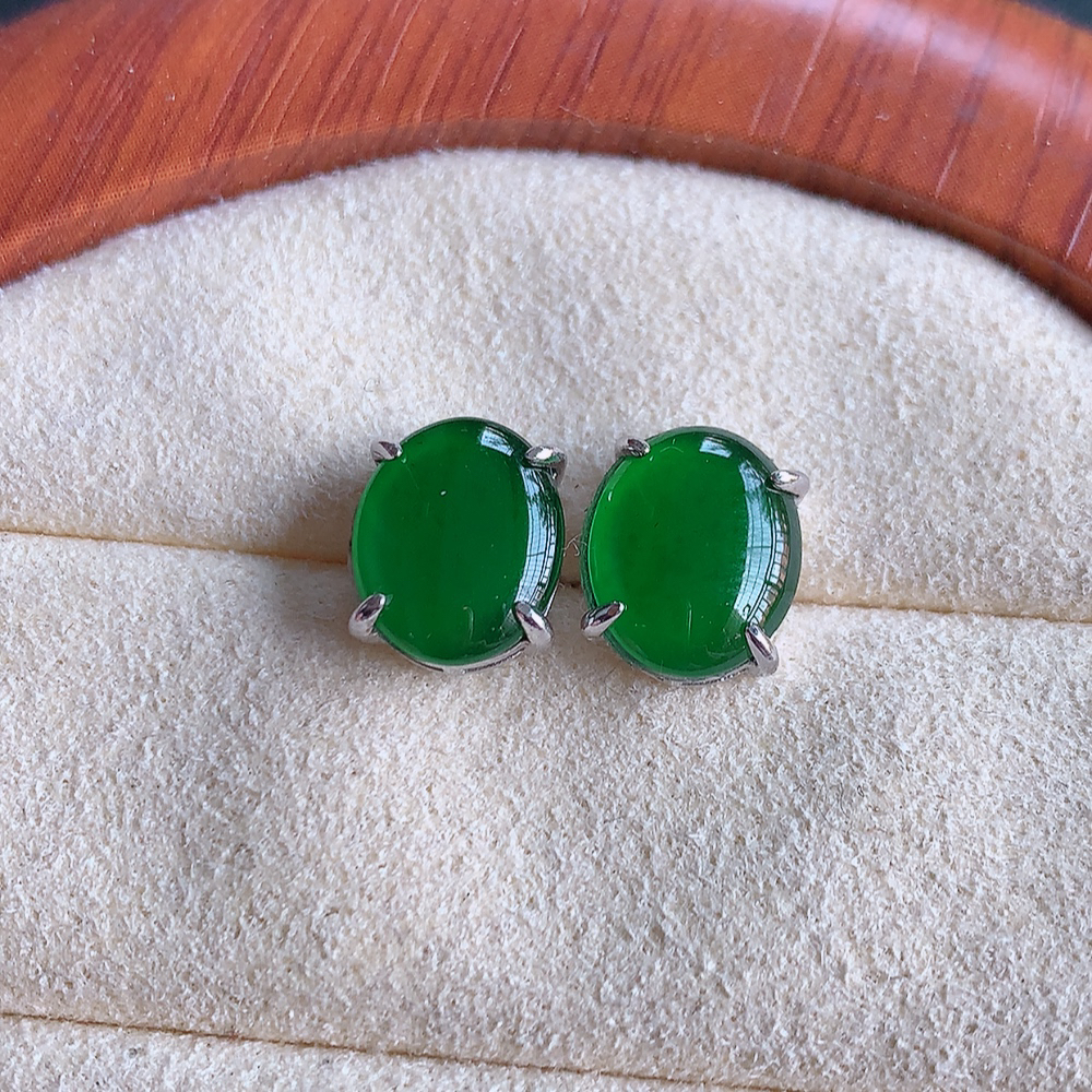 冰润满绿翡翠925银镶嵌耳钉，自然光实拍，翠色灵动，颜色漂亮，种老水足，品相佳，佩戴佳品！W815.15  取一整体尺寸：9.8-8-3.8mm  裸石尺寸：9.8-8mm