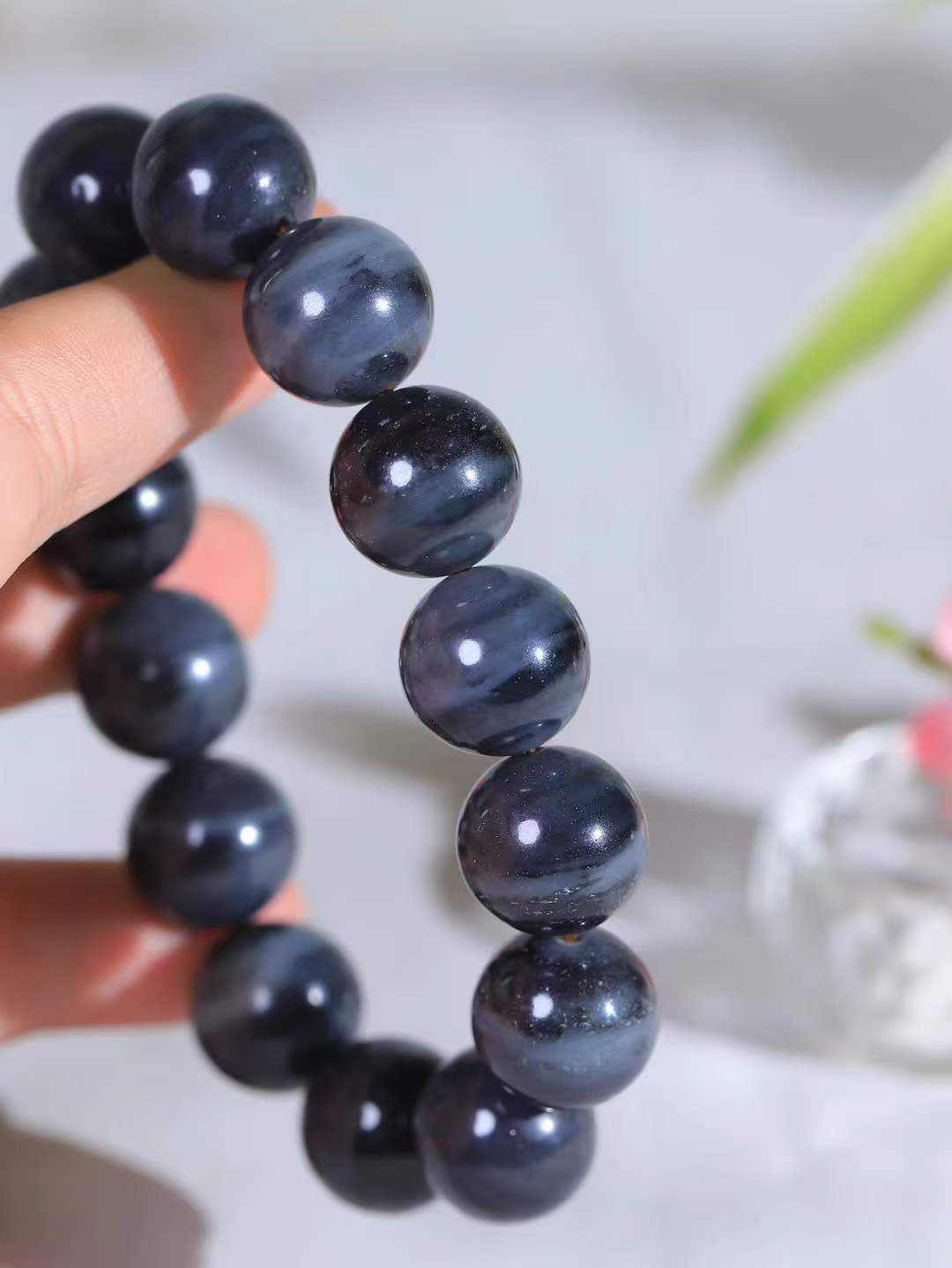 【籽.珠圆玉润.手串】

新疆和田青花籽料珠圆玉润手串 玉质温润细腻  整串打磨圆润，佩戴舒适。珠珠落玉盘，间关莺语花底滑，一生美好时光，无论身在何处，都有它相伴相守。事事顺遂，幸福美满，吉祥如意。重85.5克 尺寸取一15.8mm  FDA-2210733