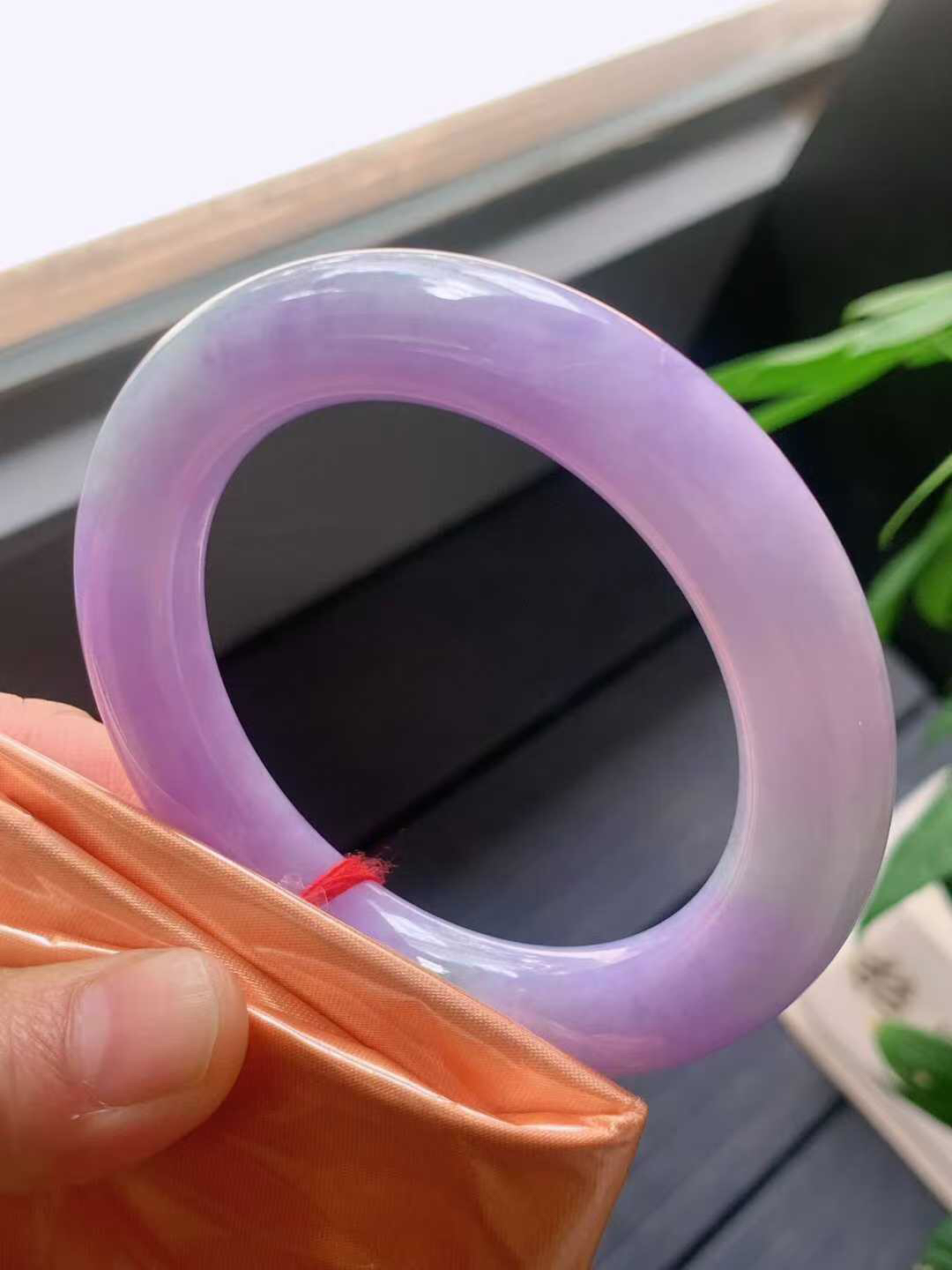 【翡翠名称】老种紫罗兰54.3圈口圆条手镯
【翡翠尺寸】54.3/11.6/11.6mm适合53.3