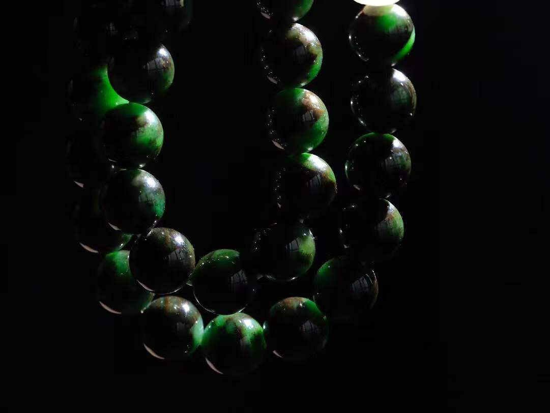 （珠圆玉润.手持)

精品和田玉碧玉圆珠手持 也可多多圈手串，质地温润灵动 有波光潋滟，也有梦幻清韵。行走于市井的喧嚣，相顾不言，便得清欢。重95克 尺寸取一12mm  FDL-11351733