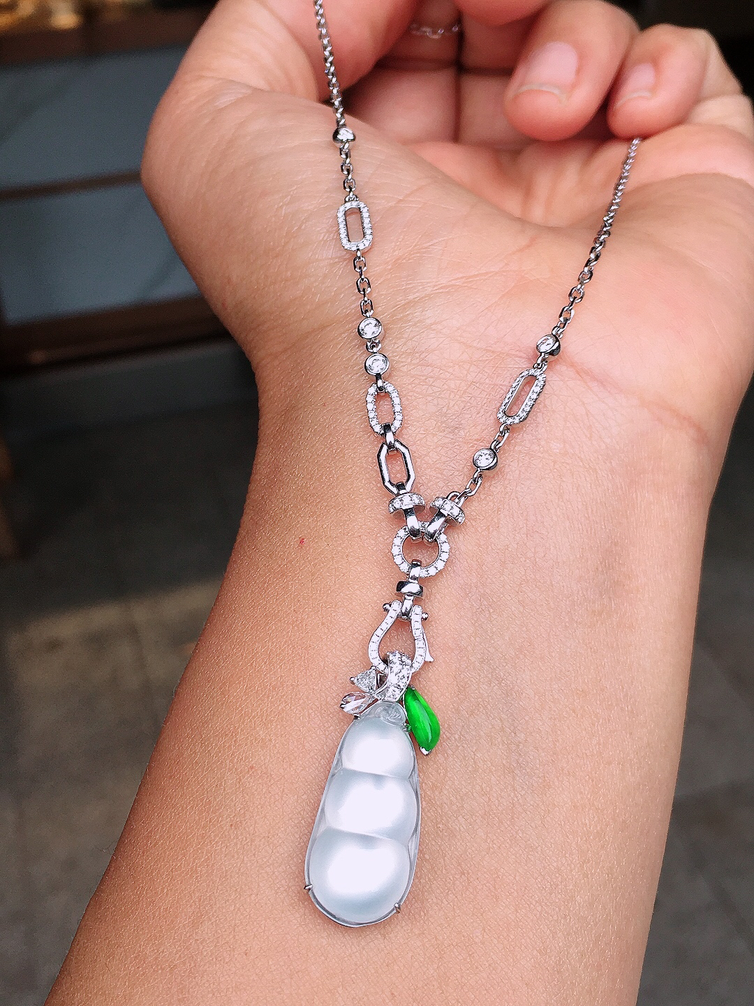 冰种福豆项链，玉质细腻，荧光感超
强，饱满圆润，尽显优雅气质，18k
金豪华镶嵌