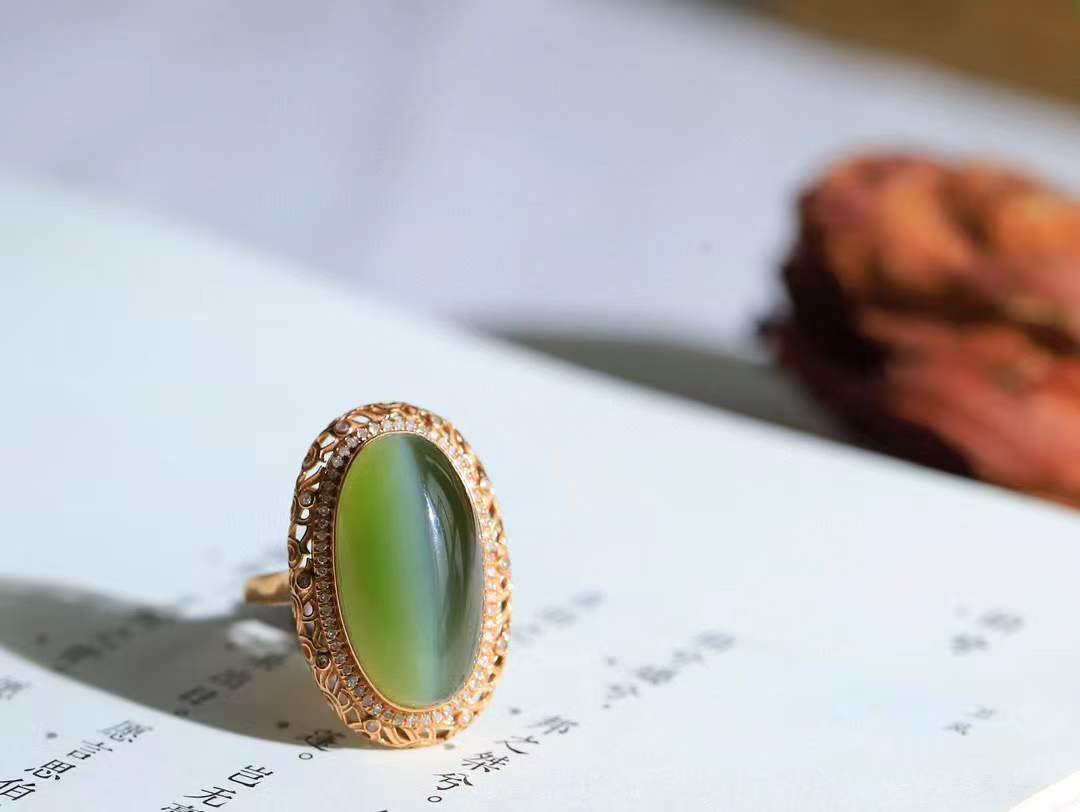 【金镶玉.戒指】

精品和田玉碧玉猫眼18k金戒指 玉质细腻温润 油性十足 ，不论时光如何流转变化，