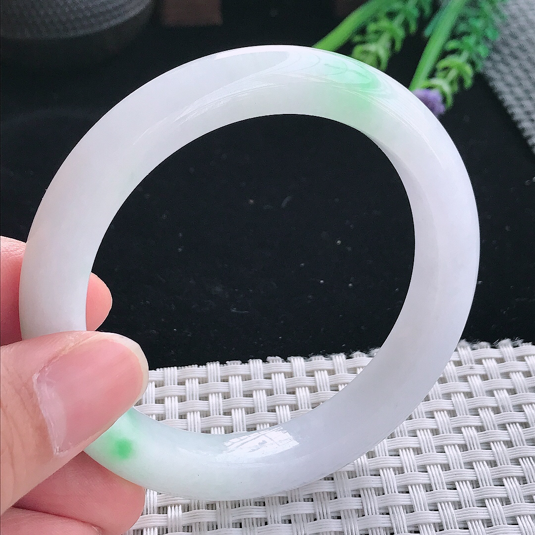 实拍天然翡翠57.5/10.8/9.5老坑秀气温润飘绿手镯翡翠玉镯手环