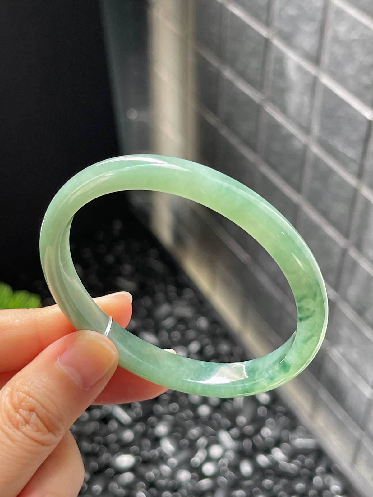 贵妃镯55.1圈口，翡翠糯化种飘绿手镯