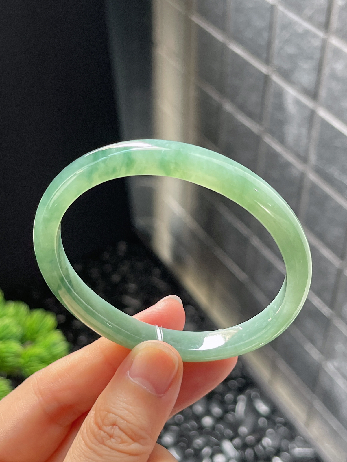 贵妃镯55.1圈口，翡翠糯化种飘绿手镯