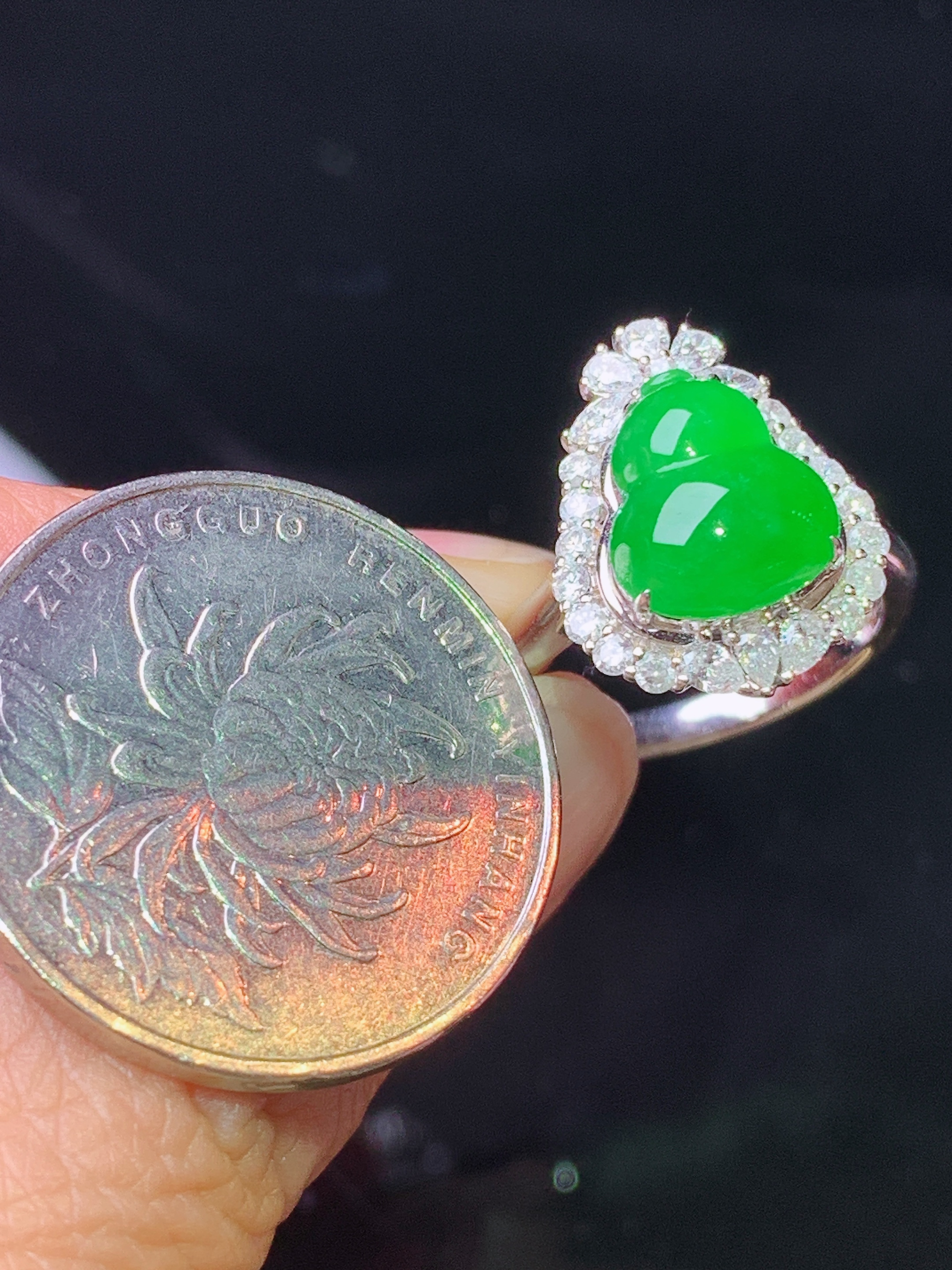 18k金钻镶嵌满绿葫芦戒指 玉质细腻 色泽艳丽清新 水润亮眼 圈口13.5 整体尺寸17*13.3*9h1