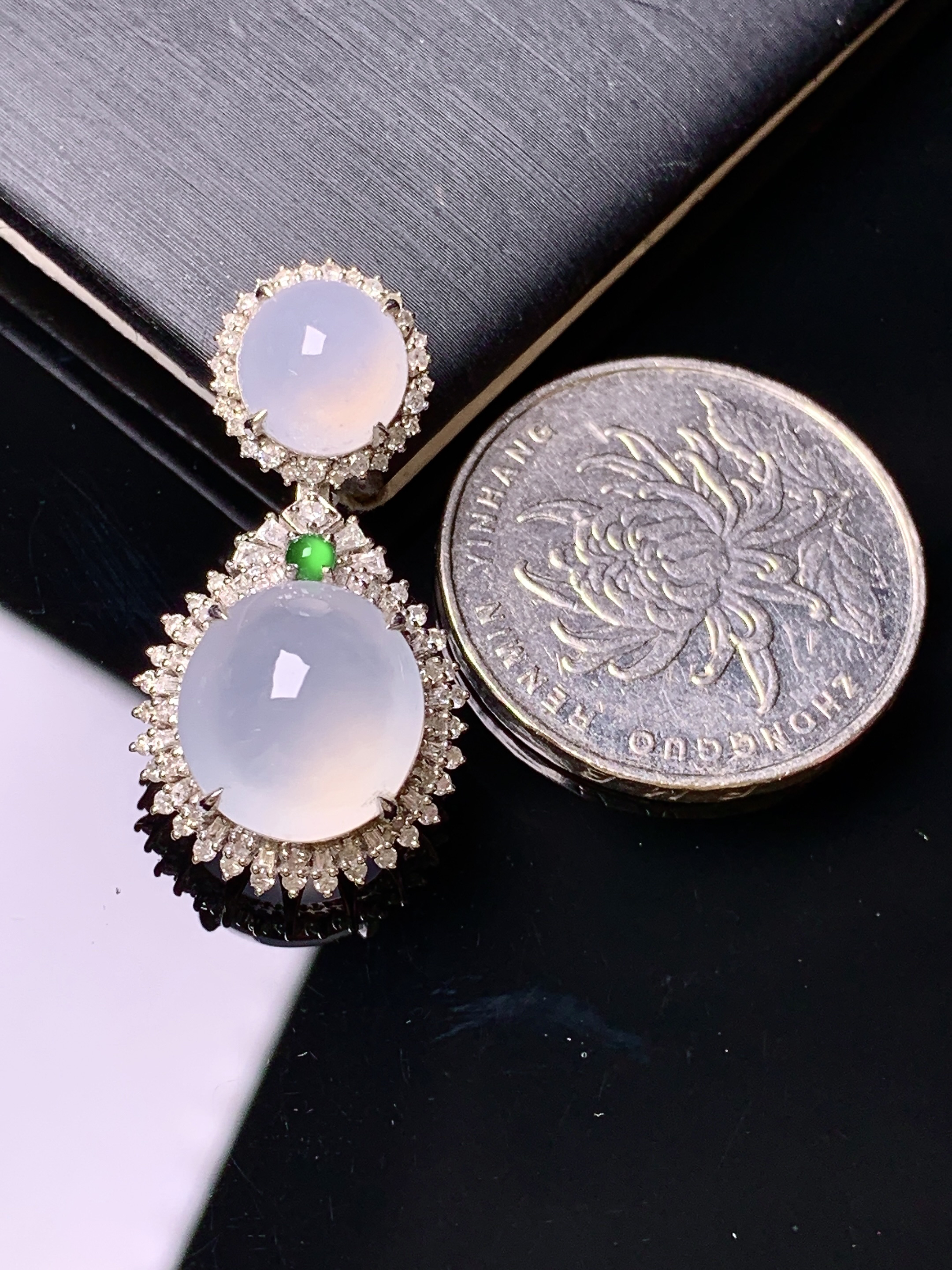 18k金钻镶嵌冰种蛋面吊坠 玉质细腻 色泽艳丽清新 水润亮眼 整体尺寸30.2*15.8*12t1