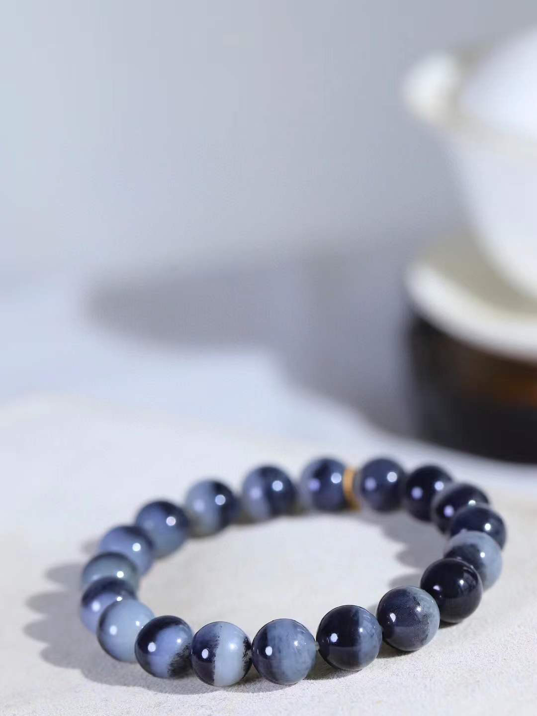 【籽.珠圆玉润.手串】

新疆和田青花籽料珠圆玉润手串 玉质温润细腻  整串打磨圆润，佩戴舒适。珠珠落玉盘，间关莺语花底滑，一生美好时光，无论身在何处，都有它相伴相守。事事顺遂，幸福美满，吉祥如意。重29.7克   尺寸取一10mm   FDL-78371733