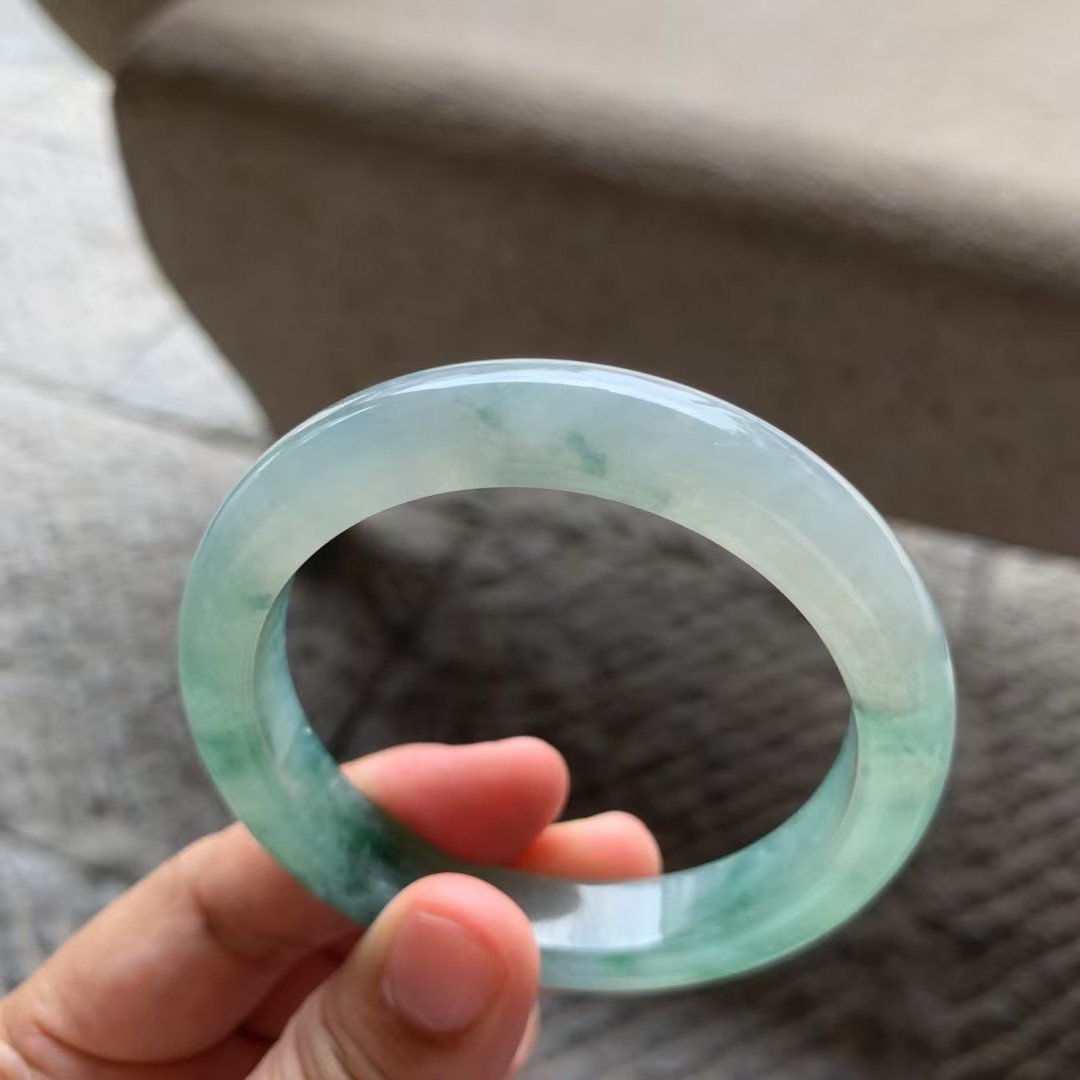 飘绿花正圈手镯尺寸56*11.3*8.8 老种通透，温润柔和，水润光泽，绿花鲜亮，灵动清雅！