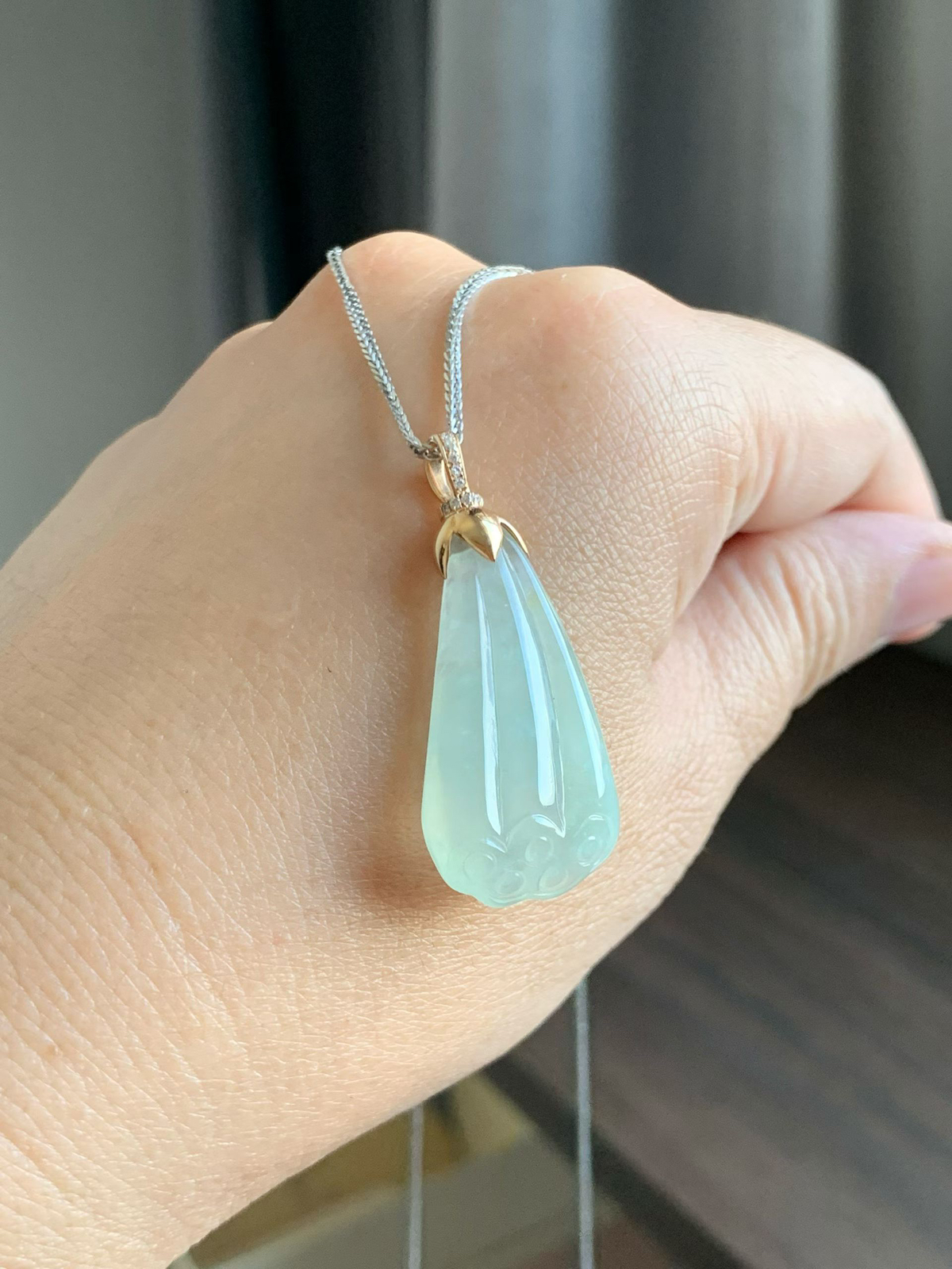 冰微黄莲蓬吊坠

裸石30*16.8*6.5
整体长度38.8mm
18k金钻石镶嵌扣头