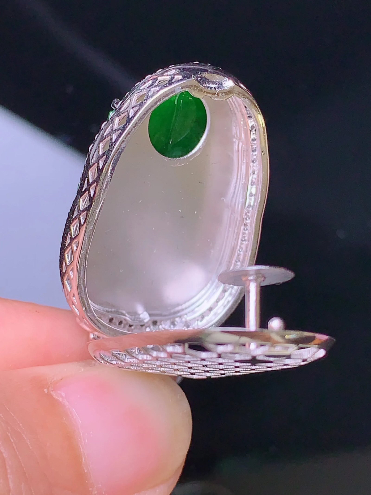 18k金钻镶嵌满绿树叶吊坠 玉质细腻 色泽清新艳丽 整体尺寸37.2*19*11.2