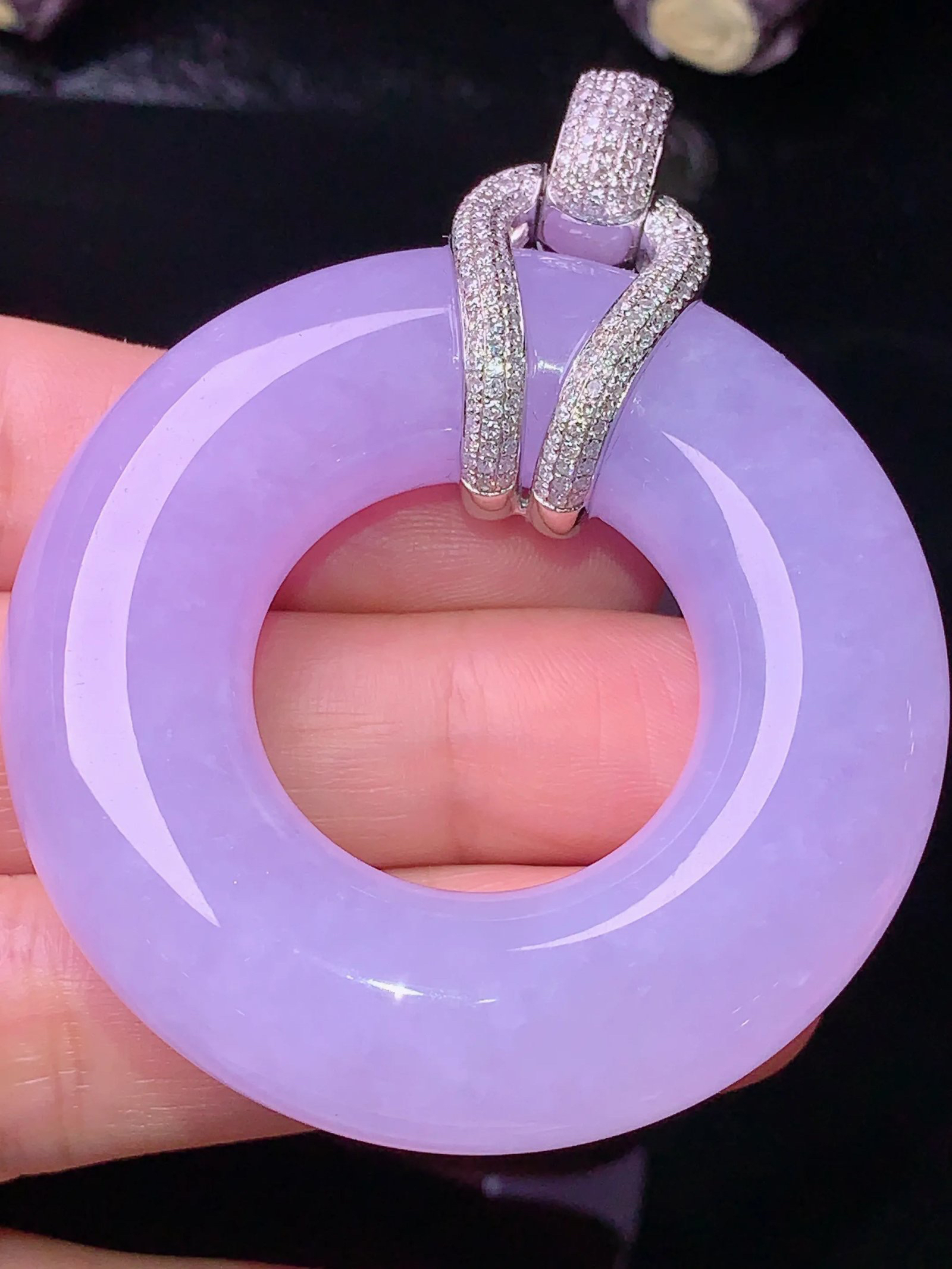 18k金钻镶嵌紫罗兰平安环吊坠 玉质细腻 色泽清新艳丽 整体尺寸61.1*49.5*12.2b1