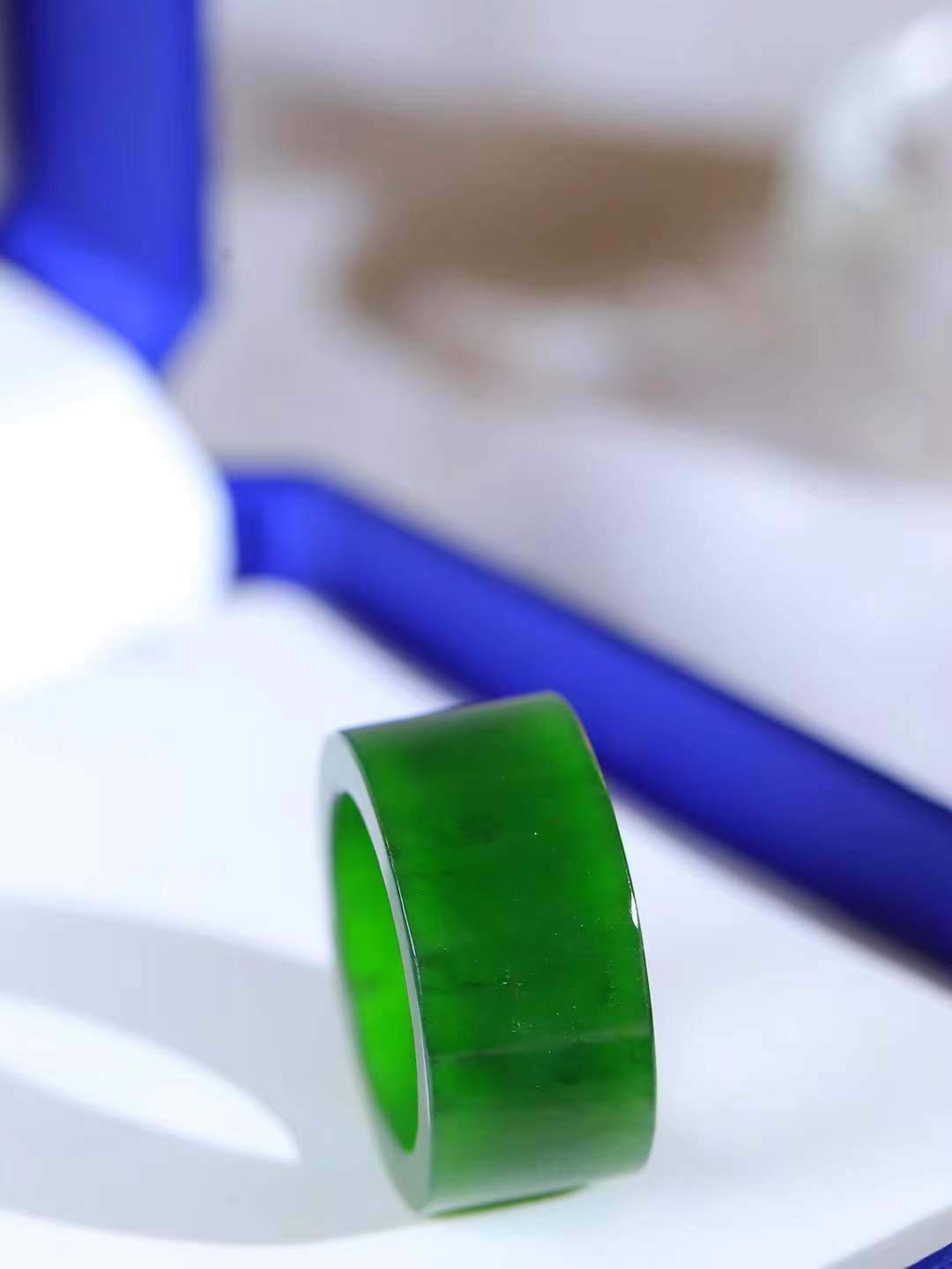 【古韵·扳指】

精品和田玉碧玉扳指，玉质温润，油润感十足， 整器古韵生辉。优雅高贵。运筹帷幄于掌中，决胜于千里之外。重8.9克 内径圈口19mm 尺寸12.2-3.5mm   FDA-3620443