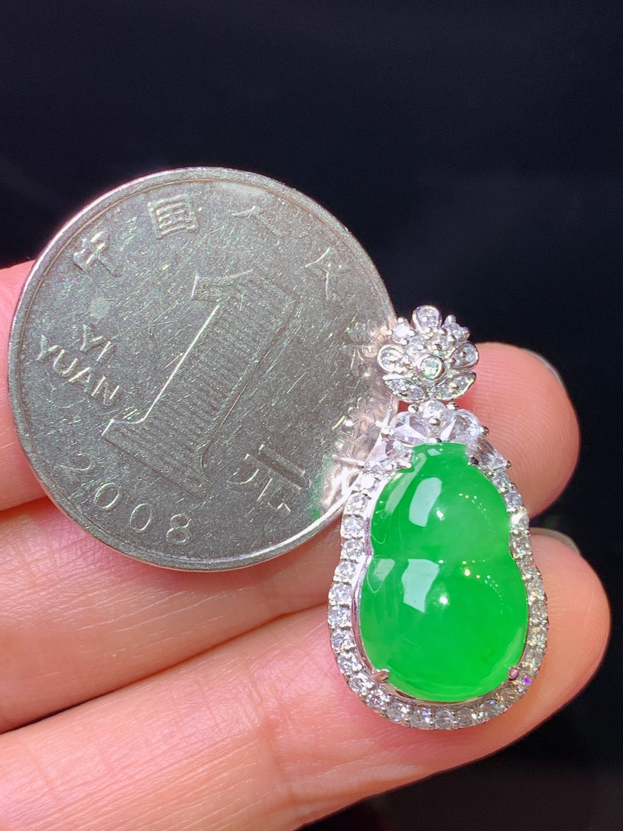 18k金钻镶嵌满绿葫芦吊坠 玉质细腻 色泽艳丽清新 水润亮眼 整体尺寸26.2*13.3*11.5h1