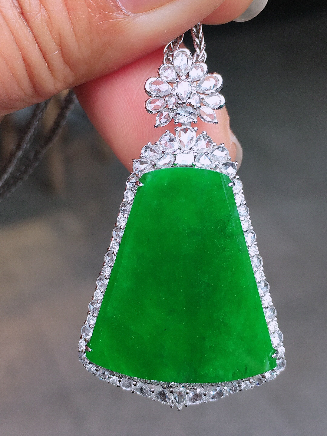 阳绿无事牌吊坠，色泽均匀艳丽，玉质细腻，荧光感超
强，饱满圆润，尽显优雅气质，18k
金豪华镶嵌