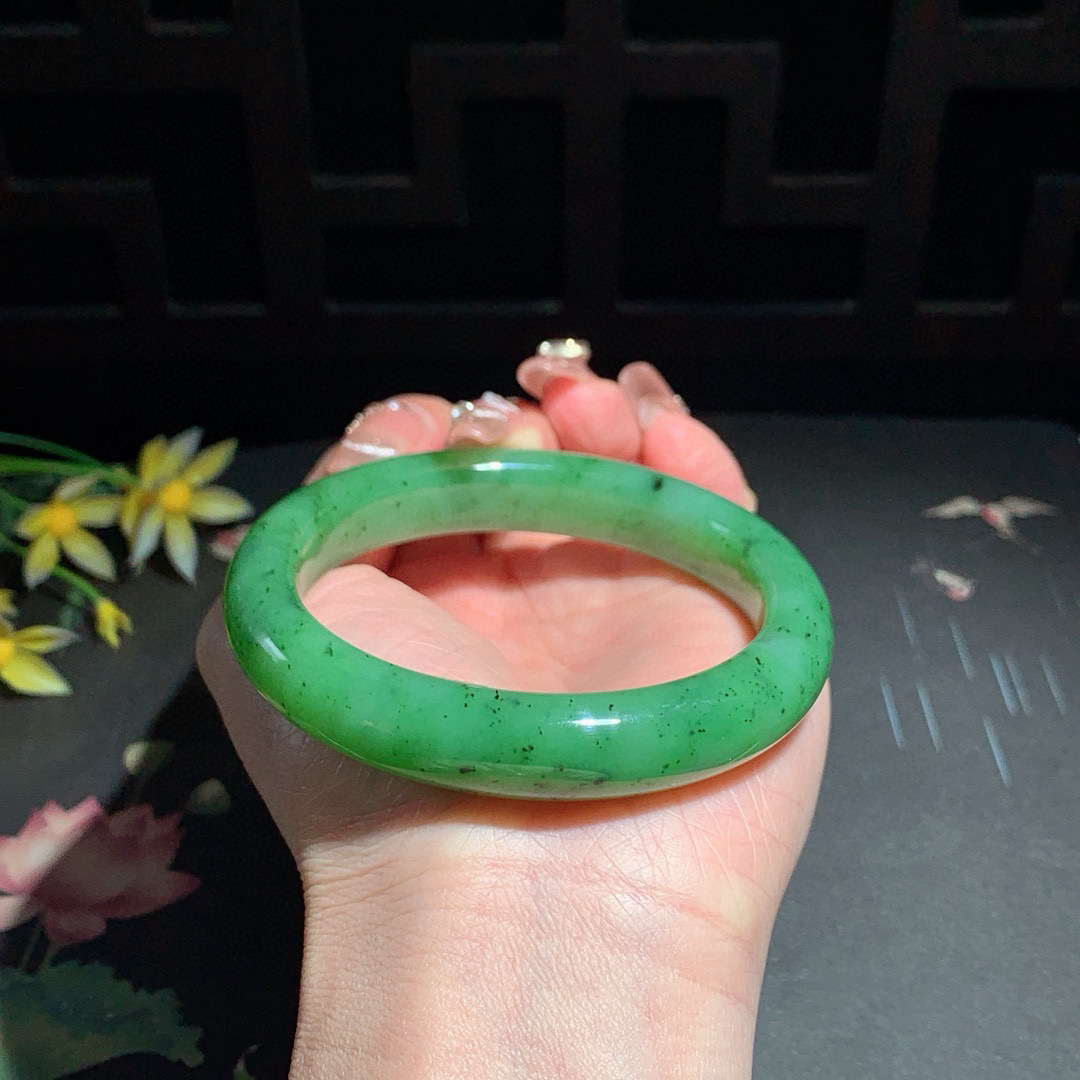 和田玉59圈口苹果绿碧玉手镯！玉质细腻油润 底色纯净 无裂无棉 脂粉好，品质高。