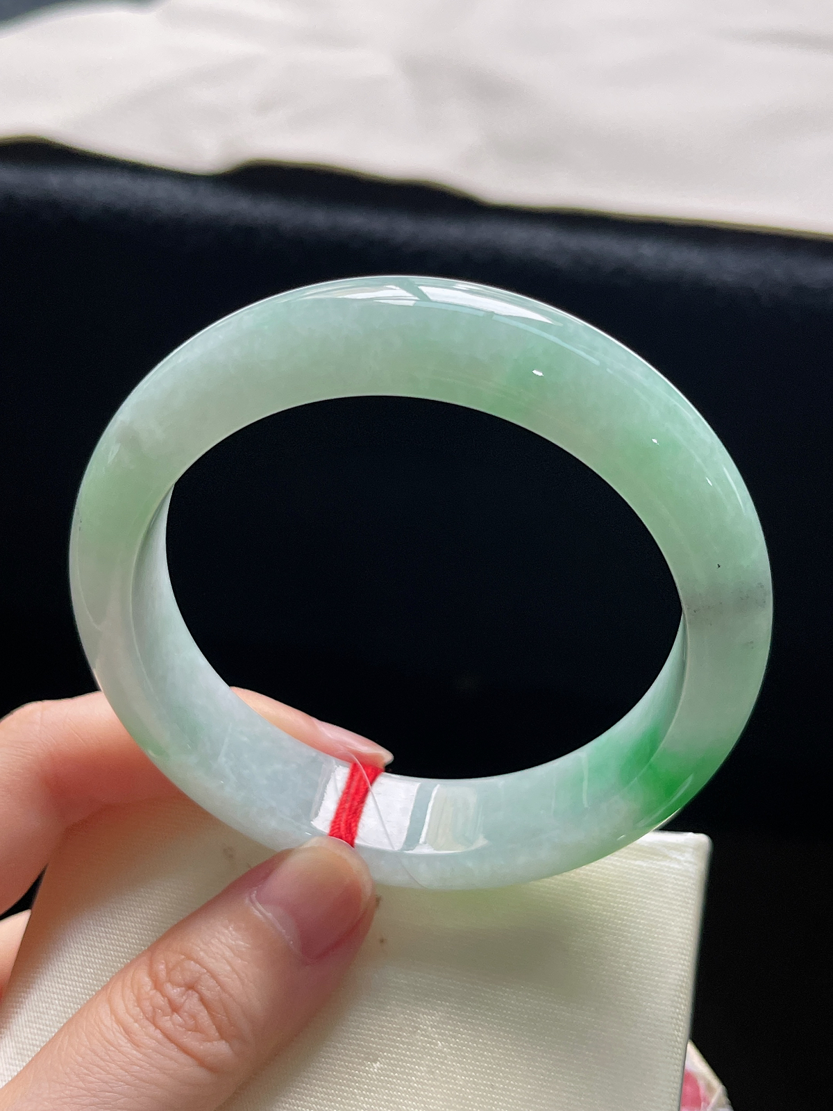 正圈57.6圈口，翡翠冰糯种飘绿手镯