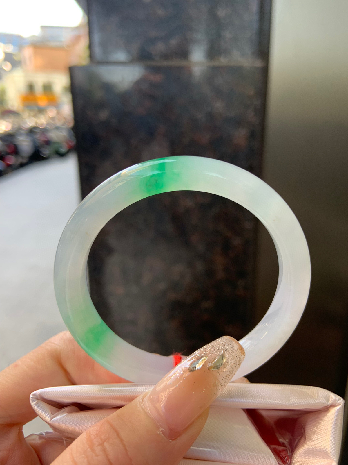 飘阳绿正圈
50.4-7.6-7.3
飘阳绿花，色泽鲜艳，有淡淡的紫底子干净细腻