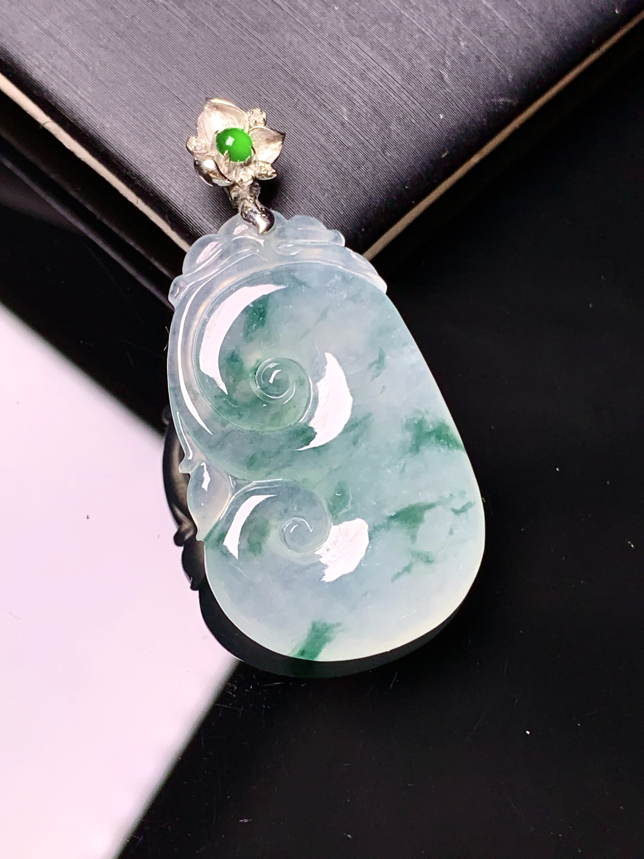 18k金钻镶嵌冰种飘绿如意吊坠 玉质细腻 色泽艳丽清新 水润亮眼 整体尺寸41.8*20.8*4.7