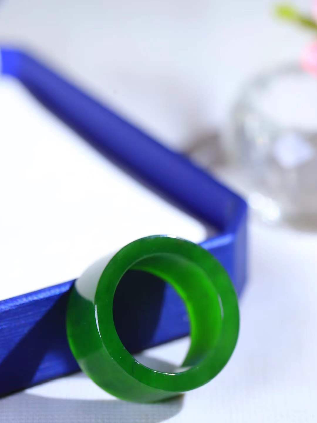 【古韵·扳指】

精品和田玉碧玉扳指，玉质温润，油润感十足， 整器古韵生辉。优雅高贵。运筹帷幄于掌中，决胜于千里之外。重8.9克 内径圈口19mm 尺寸12.2-3.5mm   FDA-3620443