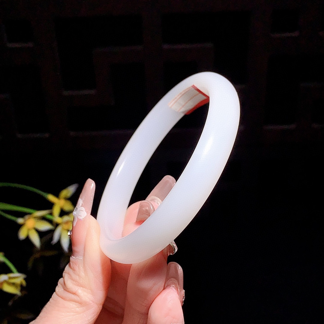 和田玉62圈口羊脂白手镯！玉质细腻油润 底色纯净 无裂无杂 脂粉好，品质好！