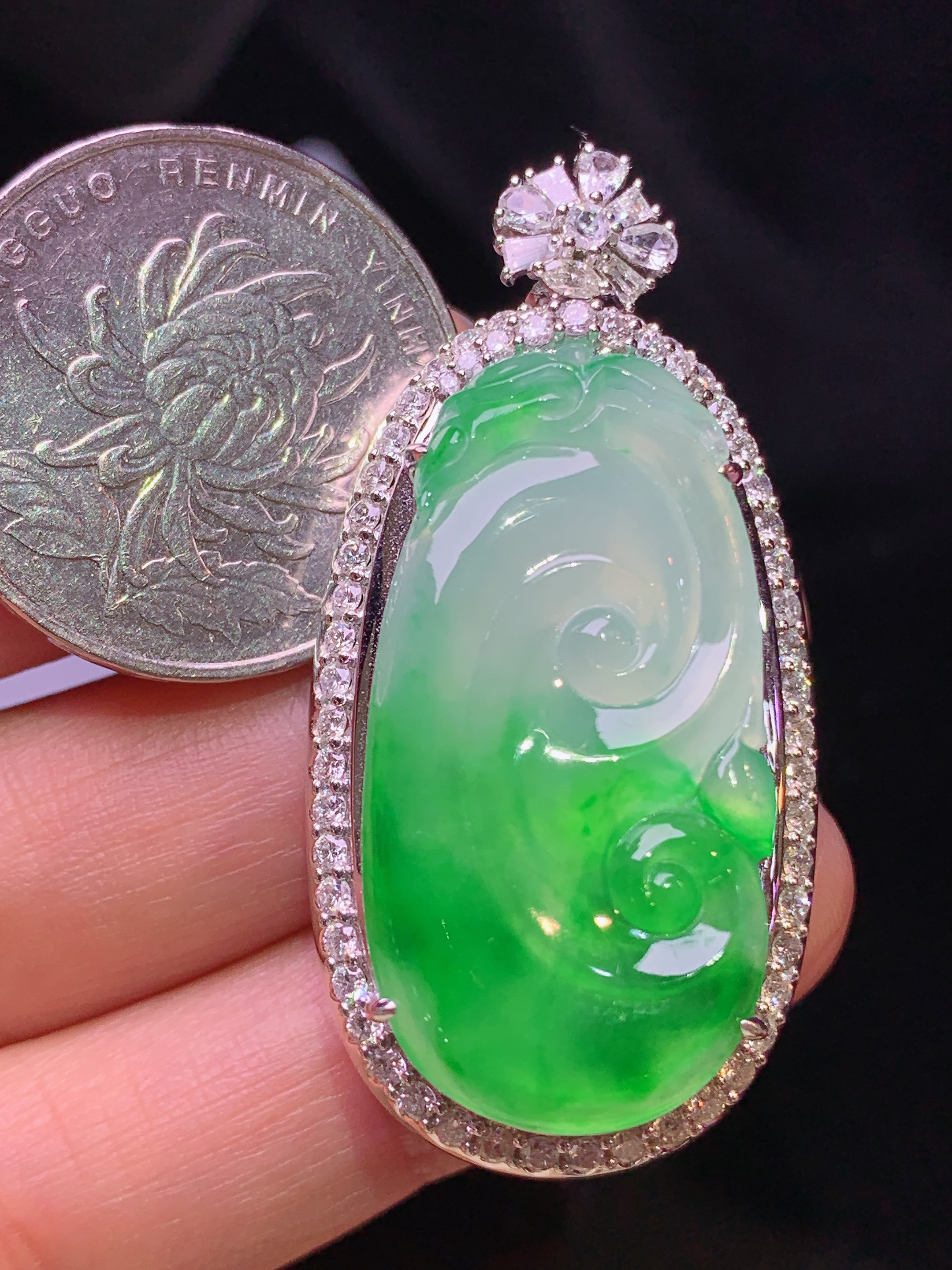 18k金钻镶嵌翠绿如意吊坠 玉质细腻 色泽艳丽清新 水润亮眼 整体尺寸45*22*11.2m4