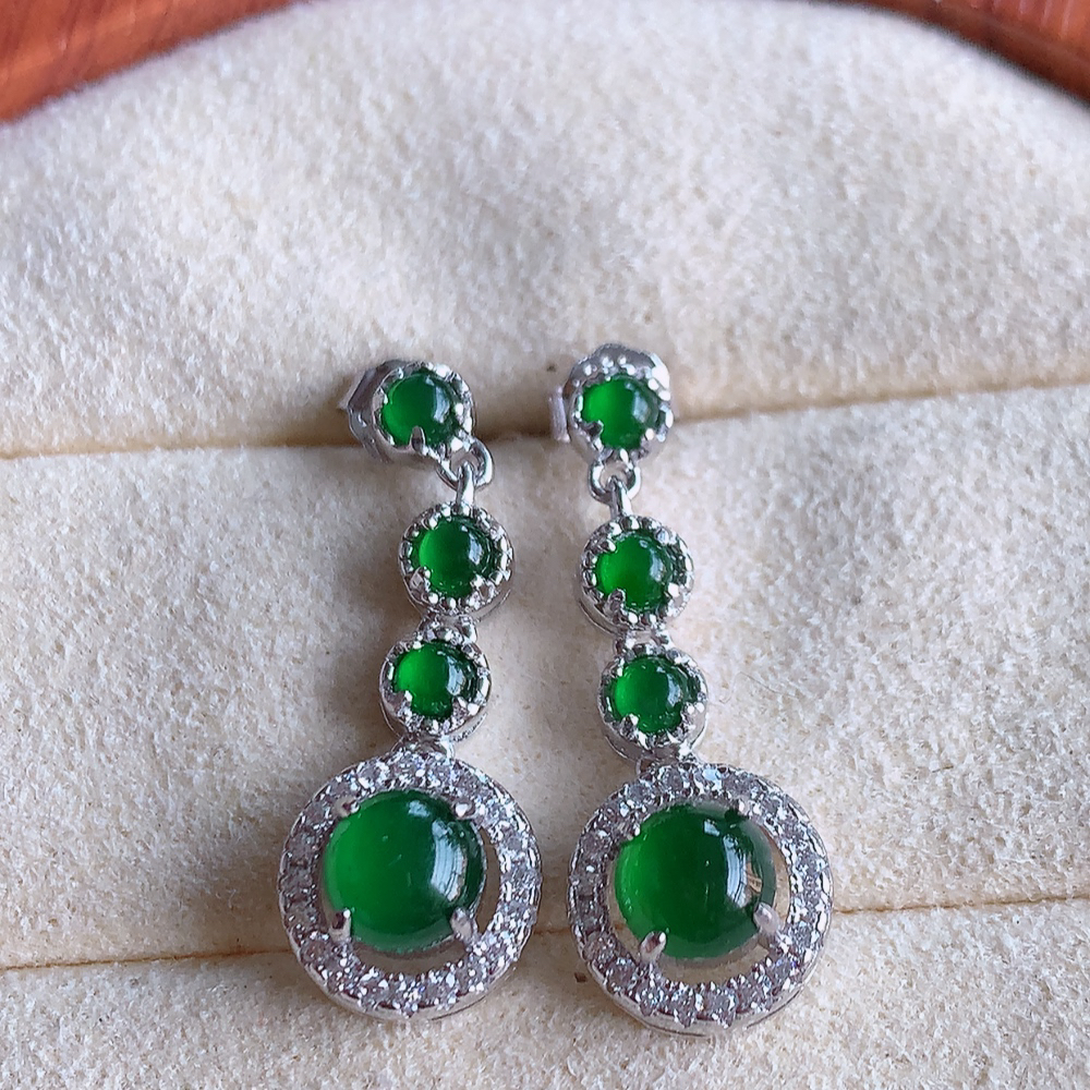 冰润满绿翡翠925银镶嵌耳钉，自然光实拍，翠色灵动，颜色漂亮，种老水足，品相佳，佩戴佳品！W815.15  取一整体尺寸：22-8.5-6.5mm  裸石尺寸：5mm