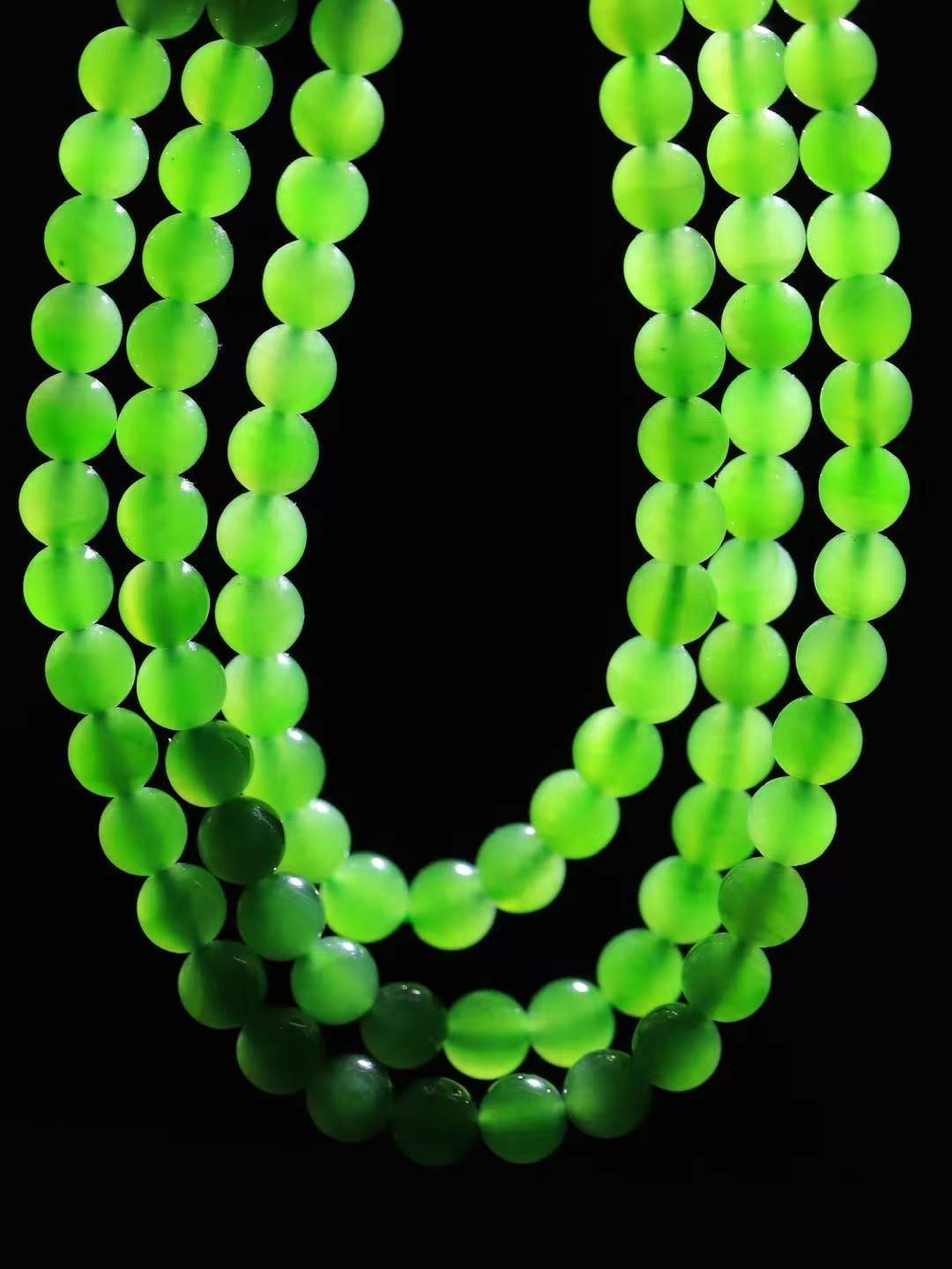 【珠圆玉润.项链】

精品和田玉碧玉珠圆玉润项链 玉质温润细腻  整串打磨圆润，佩戴舒适。珠珠落玉盘，间关莺语花底滑，一生美好时光，无论身在何处，都有它相伴相守。事事顺遂，幸福美满，吉祥如意。重39克 尺寸取一6mm  8920478A