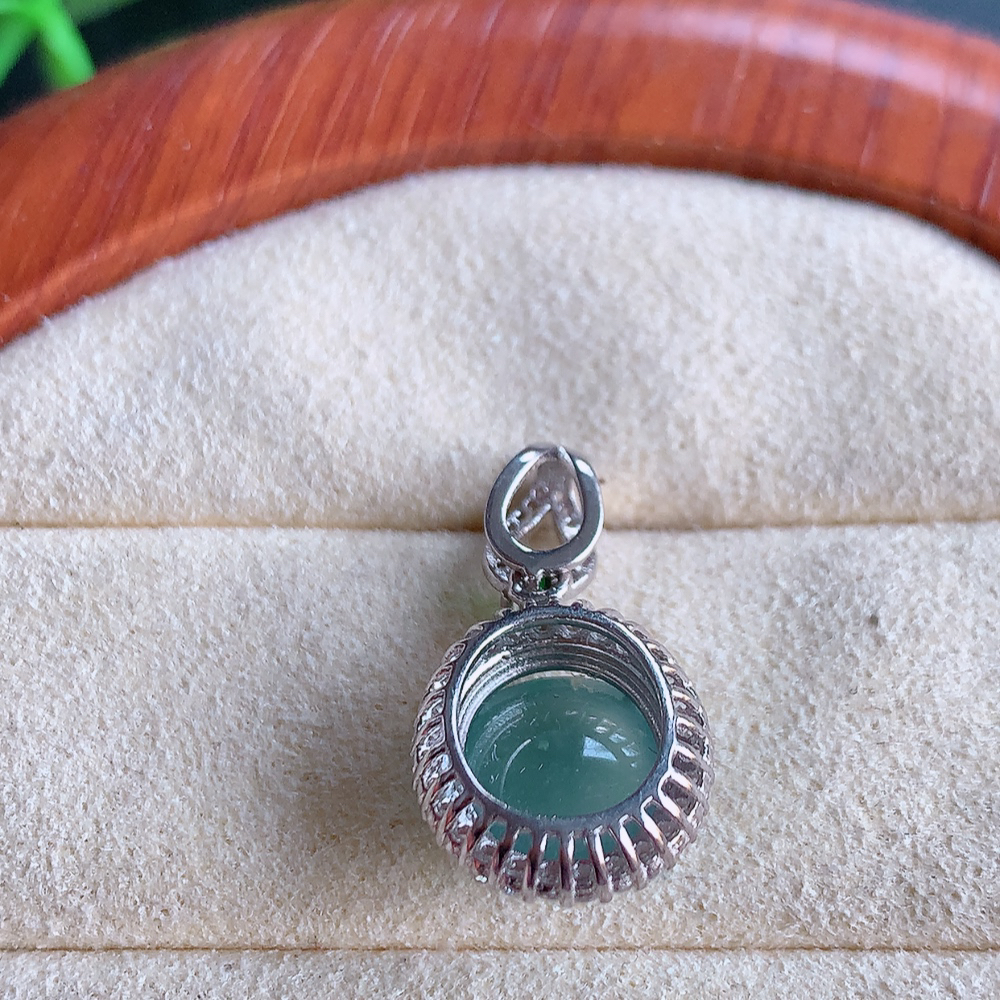 冰晴水蛋面吊坠  玉质细润，翠绿色  沁人心脾 ，高档大气，镶嵌效果倍增，W815.15  整体尺寸：22-12-7.2mm  裸石尺寸： 10mm
