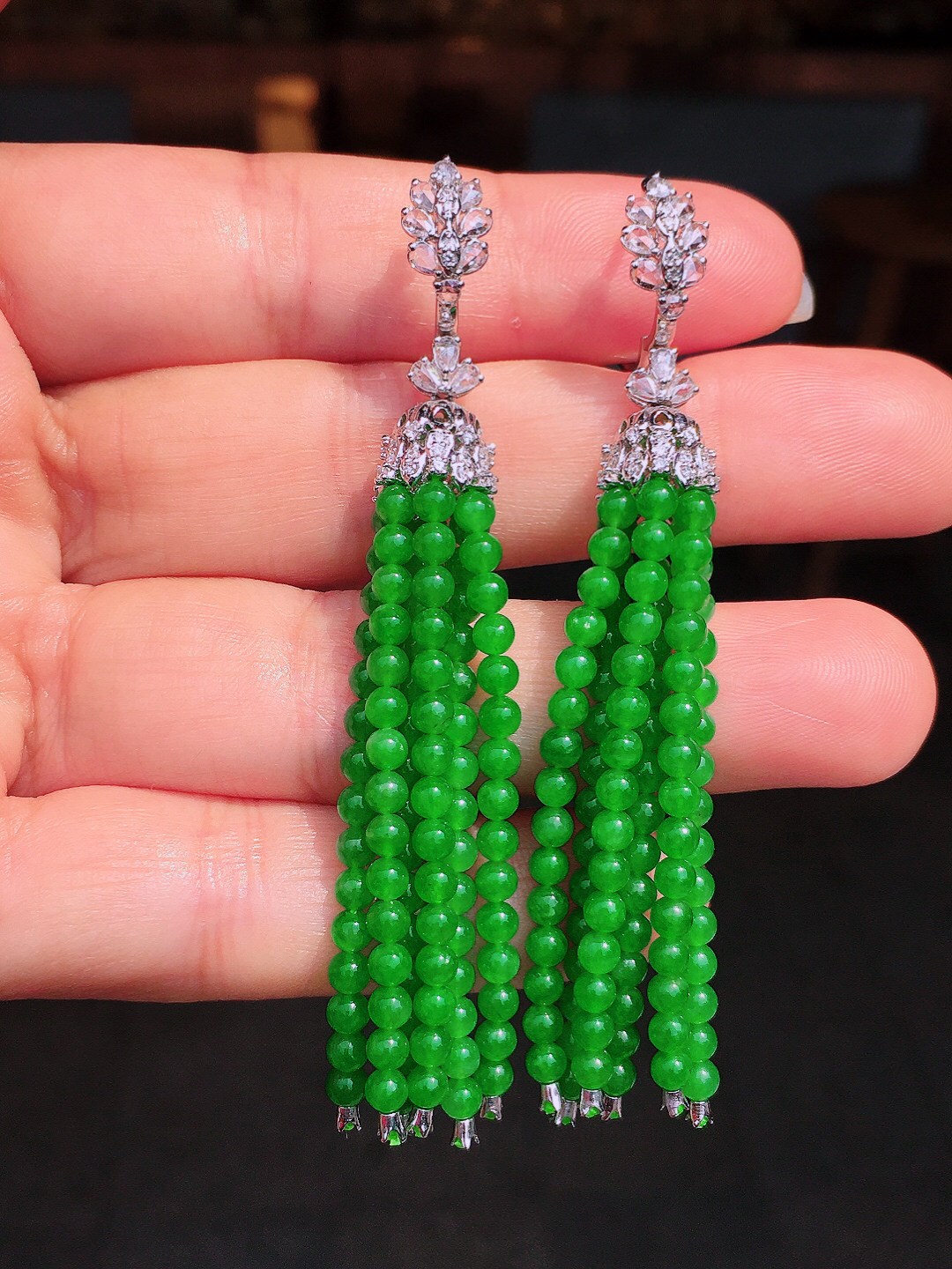 阳绿珠子耳坠，色泽均匀艳丽，玉质细腻，荧光感超
强，饱满圆润，尽显优雅气质，18k
金豪华镶嵌