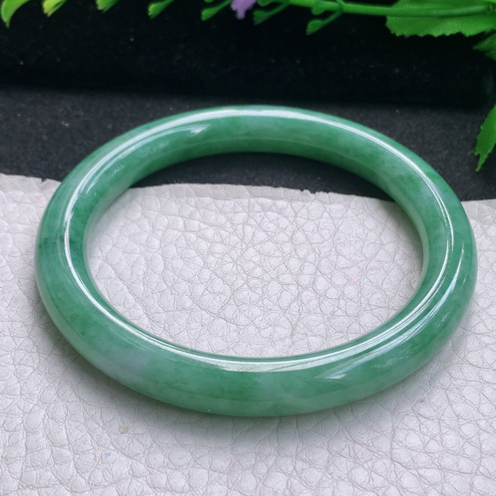 n实拍56*8.6美人镯 缅甸翡翠A货玉手镯精美满绿圆条玉手环