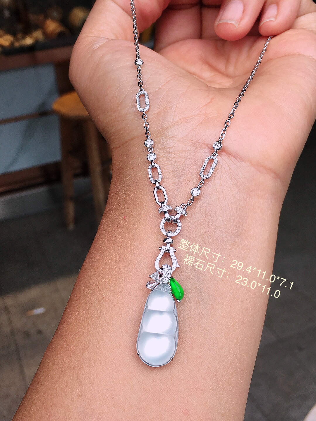 冰种福豆项链，玉质细腻，荧光感超
强，饱满圆润，尽显优雅气质，18k
金豪华镶嵌