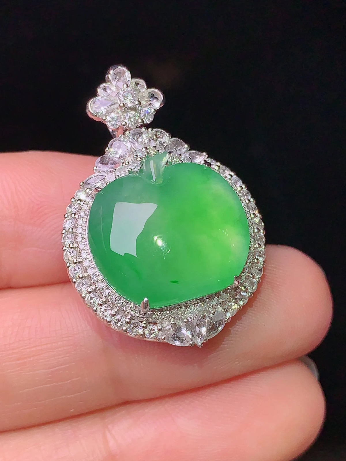 18k金钻镶嵌翠绿苹果吊坠 玉质细腻 水润亮眼  整体尺寸30.3*20.2*11.6