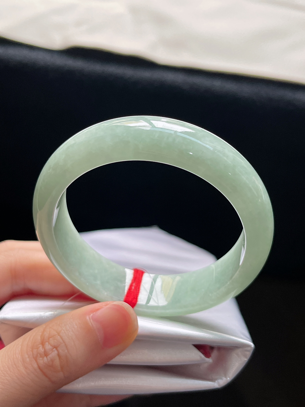 正圈52圈口，翡翠糯化种淡绿色手镯