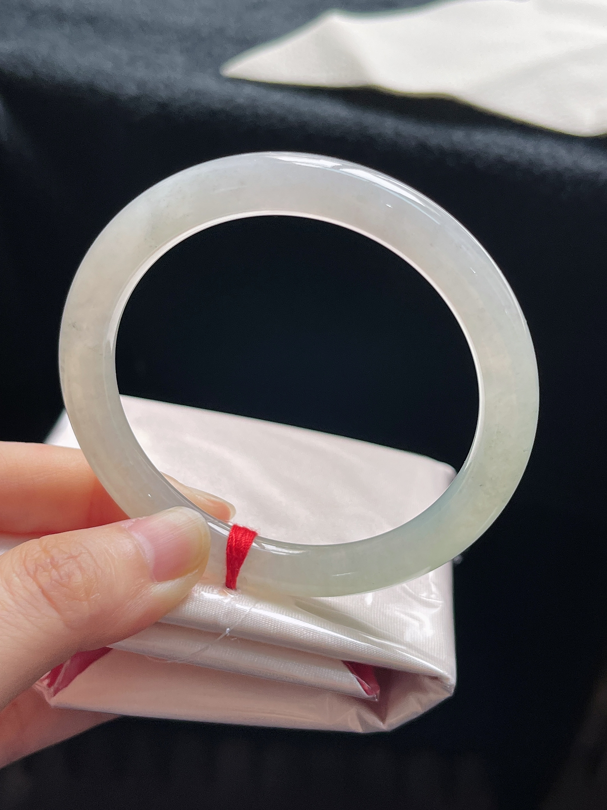 圆镯55.4圈口，翡翠冰糯种淡绿色手镯