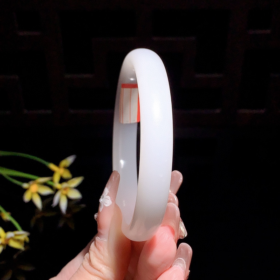 和田玉62圈口羊脂白手镯！玉质细腻油润 底色纯净 无裂无杂 脂粉好，品质好！