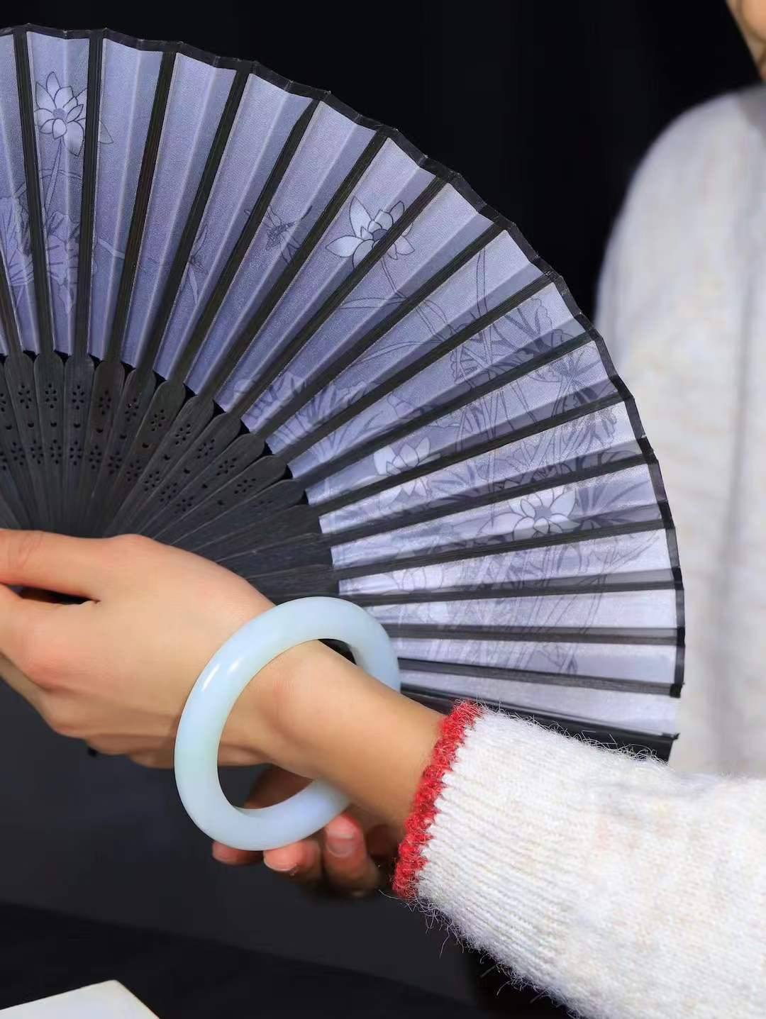 【花样年华·手镯】

精品和田玉白玉飘翠手镯，质地油润细腻，色泽高贵典雅，镯型古朴典雅。在诗情画意