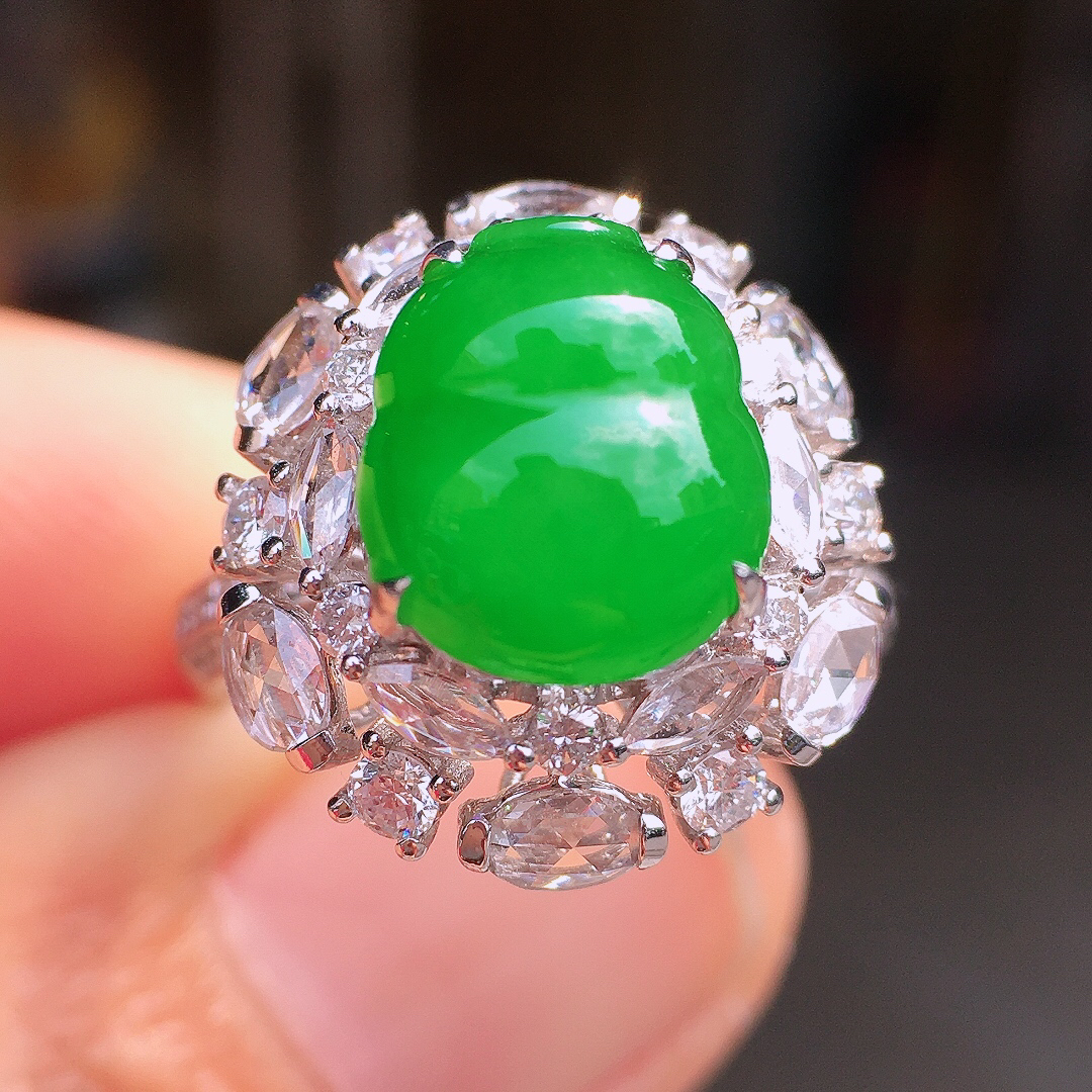 阳绿葫芦戒指，色泽均匀艳丽，玉质细腻，荧光感超
强，饱满圆润，尽显优雅气质，18k
金豪华镶嵌