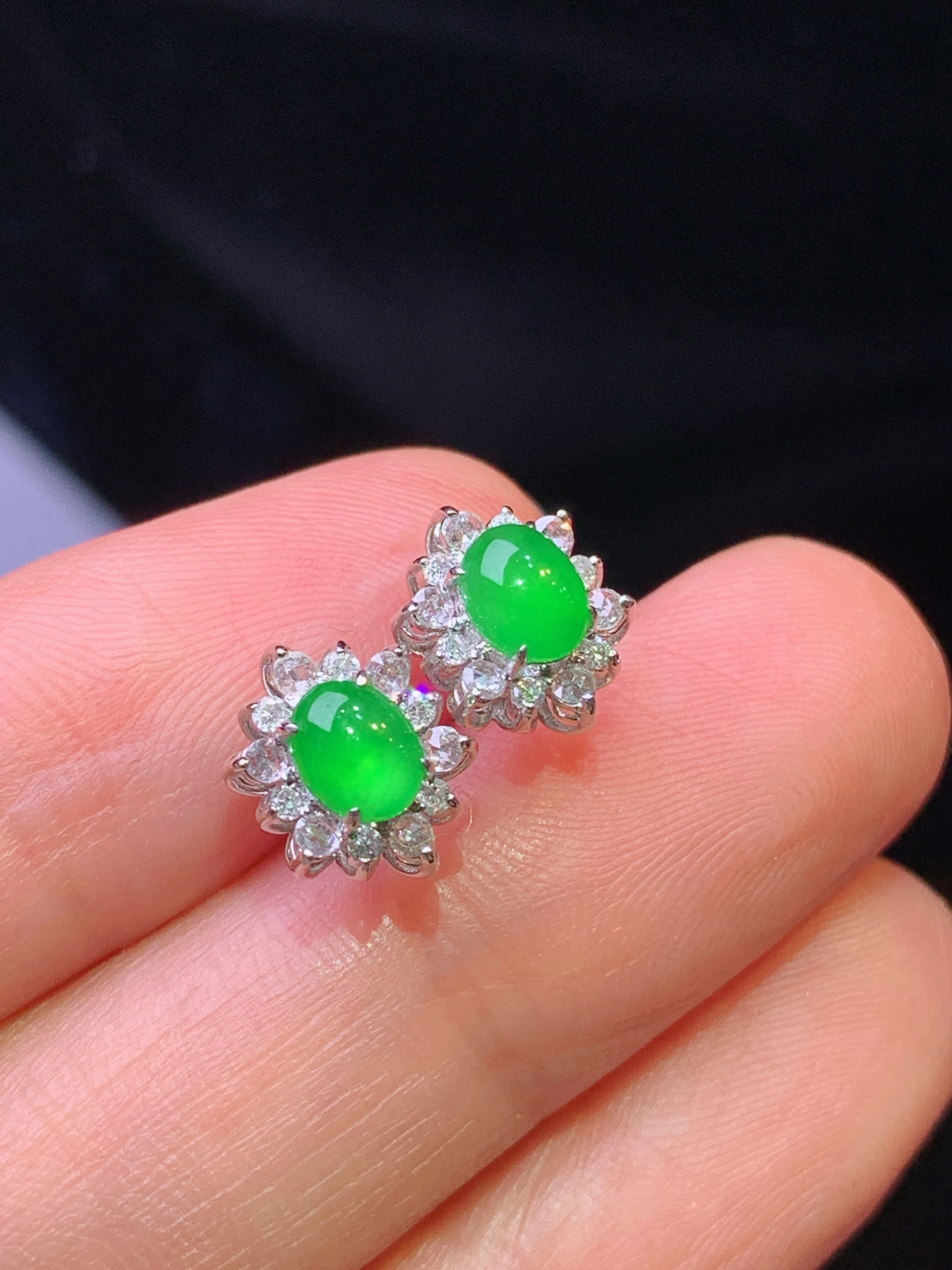 18k金钻镶嵌满绿蛋面耳钉 玉质细腻 色泽艳丽清新 水润亮眼 整体尺寸9.5*7.5*5.8t1