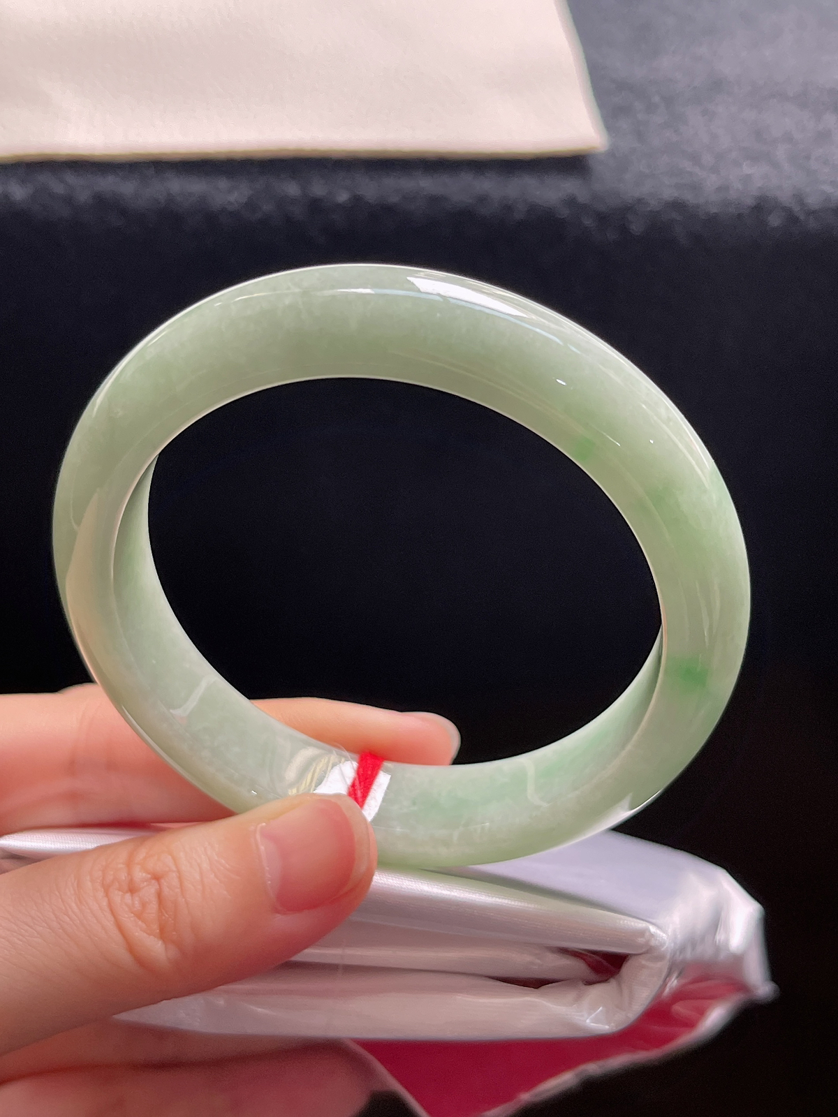 正圈56圈口，翡翠糯化种淡绿色手镯