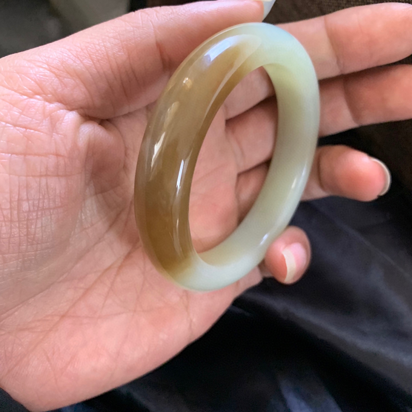 和田玉55.5圈口且末糖料手镯，镯型古朴典雅。在诗情画意的雨巷相遇，你是我腕间的一抹风情，有你眸有深