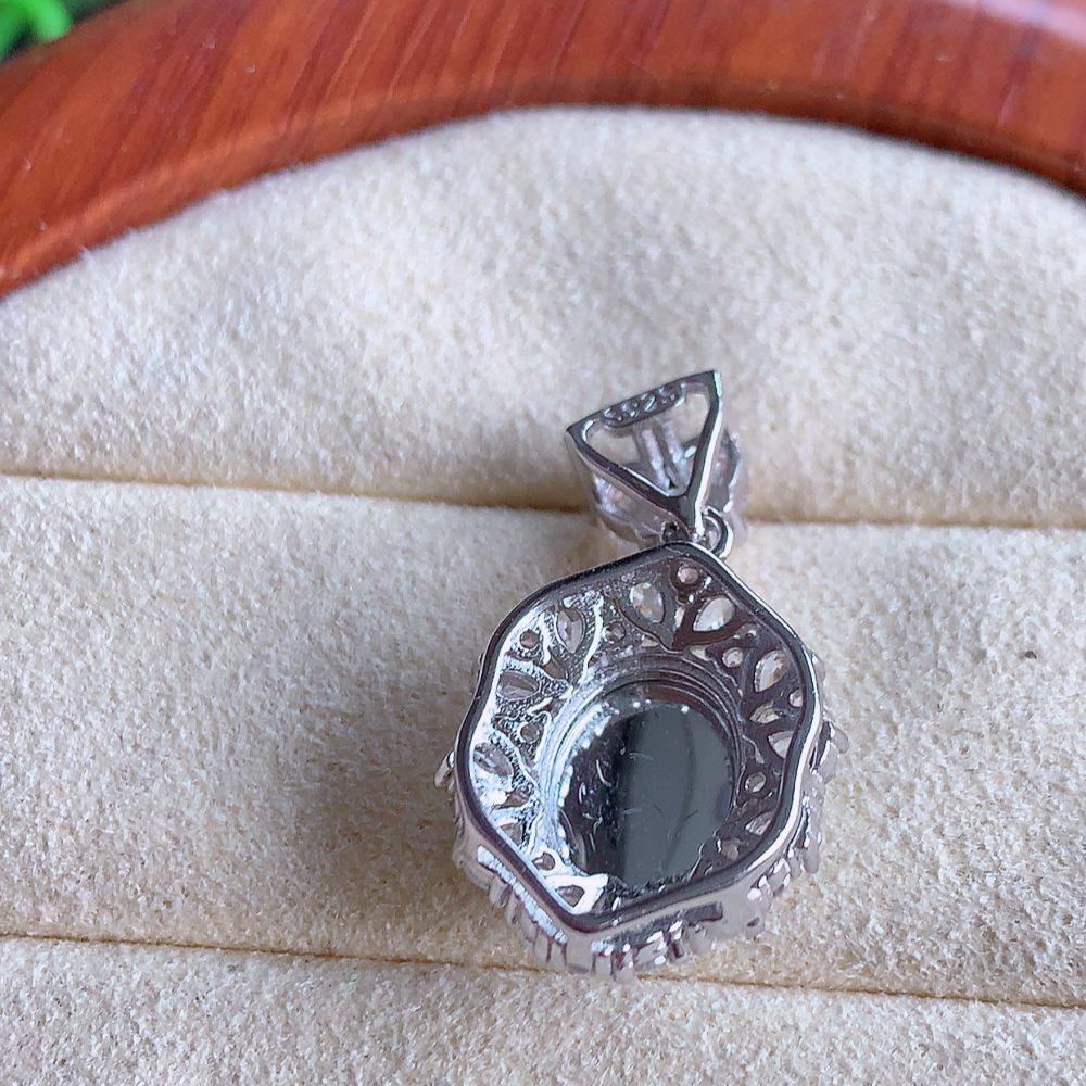 冰润满绿蛋面吊坠  玉质细润，翠绿色  沁人心脾 ，高档大气，镶嵌效果倍增，W815.15  整体尺寸：23-13.8-6.8mm  裸石尺寸： 9.8-7.8mm