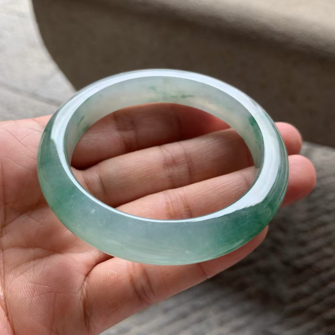 飘绿花正圈手镯尺寸56*11.3*8.8 老种通透，温润柔和，水润光泽，绿花鲜亮，灵动清雅！