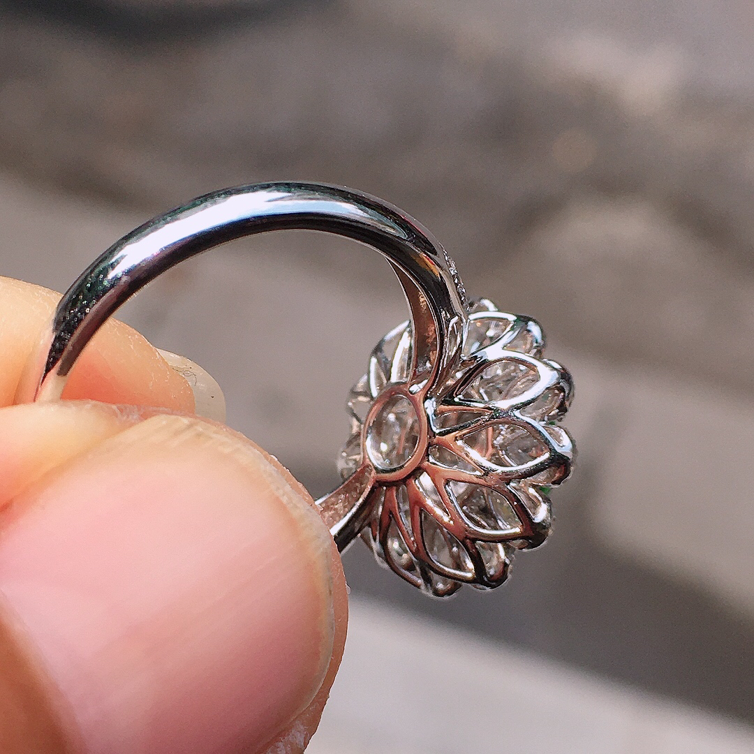 阳绿蛋面戒指，色泽均匀艳丽，玉质细腻，荧光感超
强，饱满圆润，尽显优雅气质，18k
金豪华镶嵌