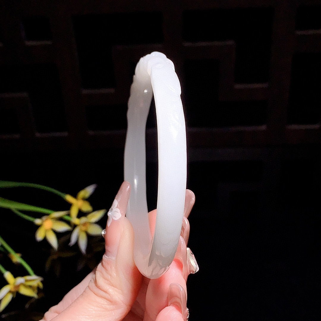和田玉58.6圈口羊脂白雕花手镯！玉质细腻油润 底色纯净 无裂无杂 脂粉好，品质好